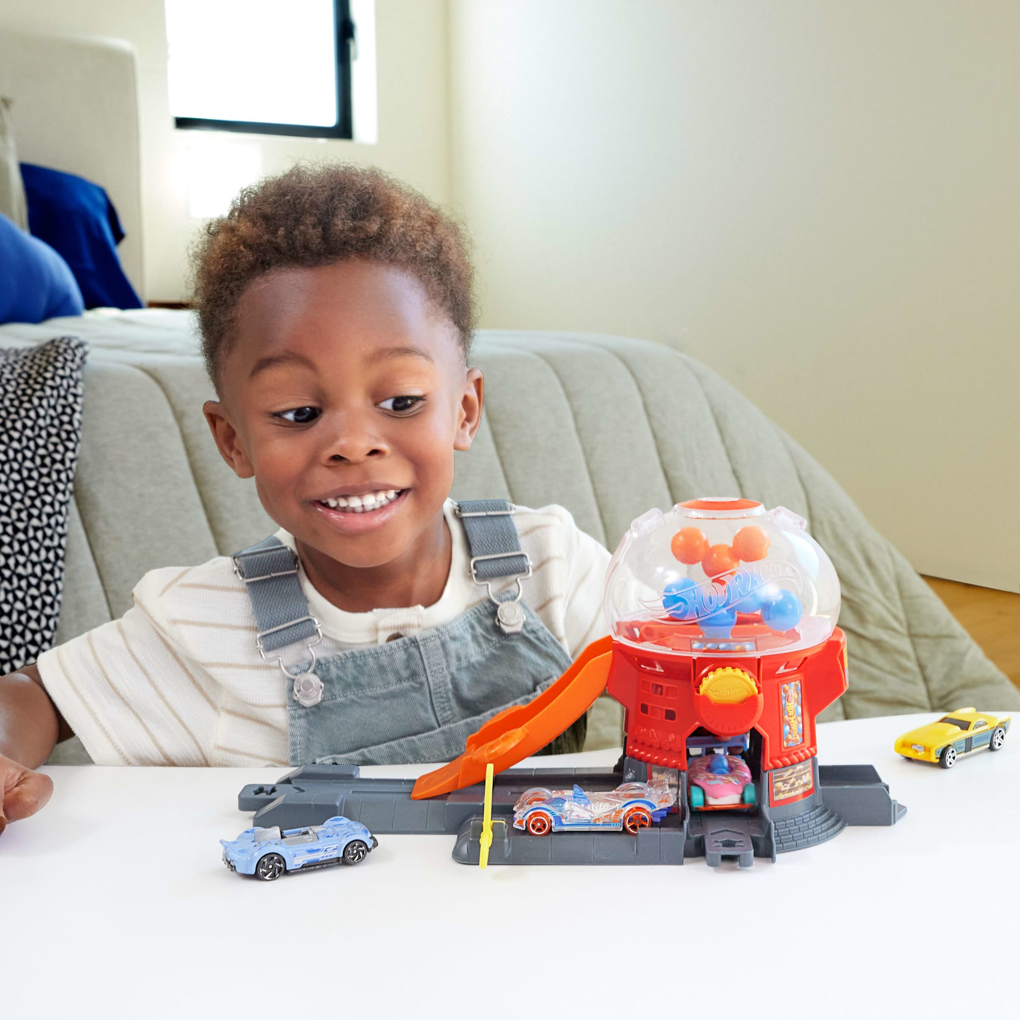 Hot Wheels Downtown Candy Shop Playset & 1:64 Scale Die-Cast Toy Car. Speed Snap Track - Image 2