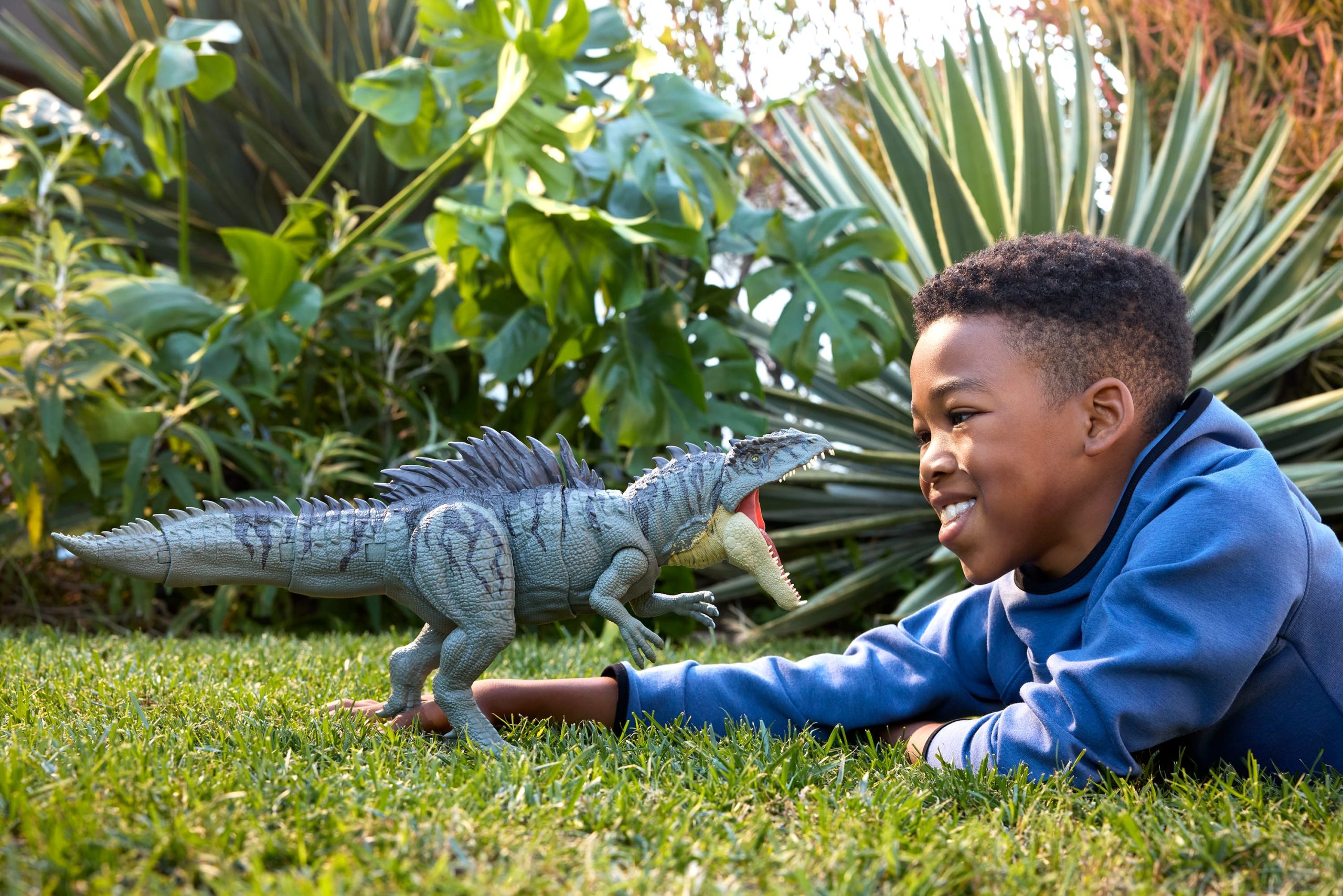 Jurassic World Colossal Chomp Giganotosaurus Figure With Big Bite. Multi Direction Attack - Image 2