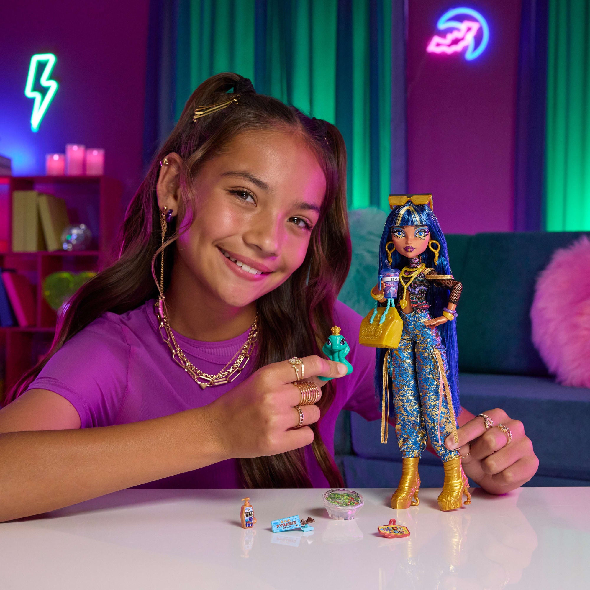 Monster High Cleo De Nile Fashion Doll in Cargo Pants With Pet Hissette And 7 Accessories - Image 2
