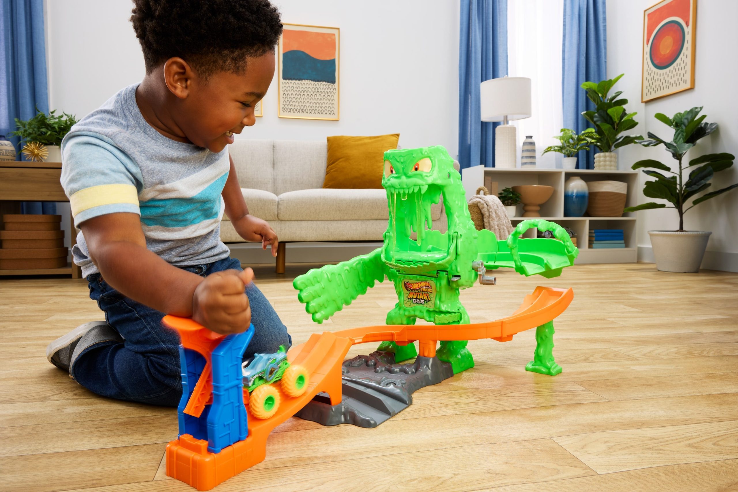 Hot Wheels Monster Trucks Mutant Monster Takedown Playset With Toy Truck & Slime - Image 2