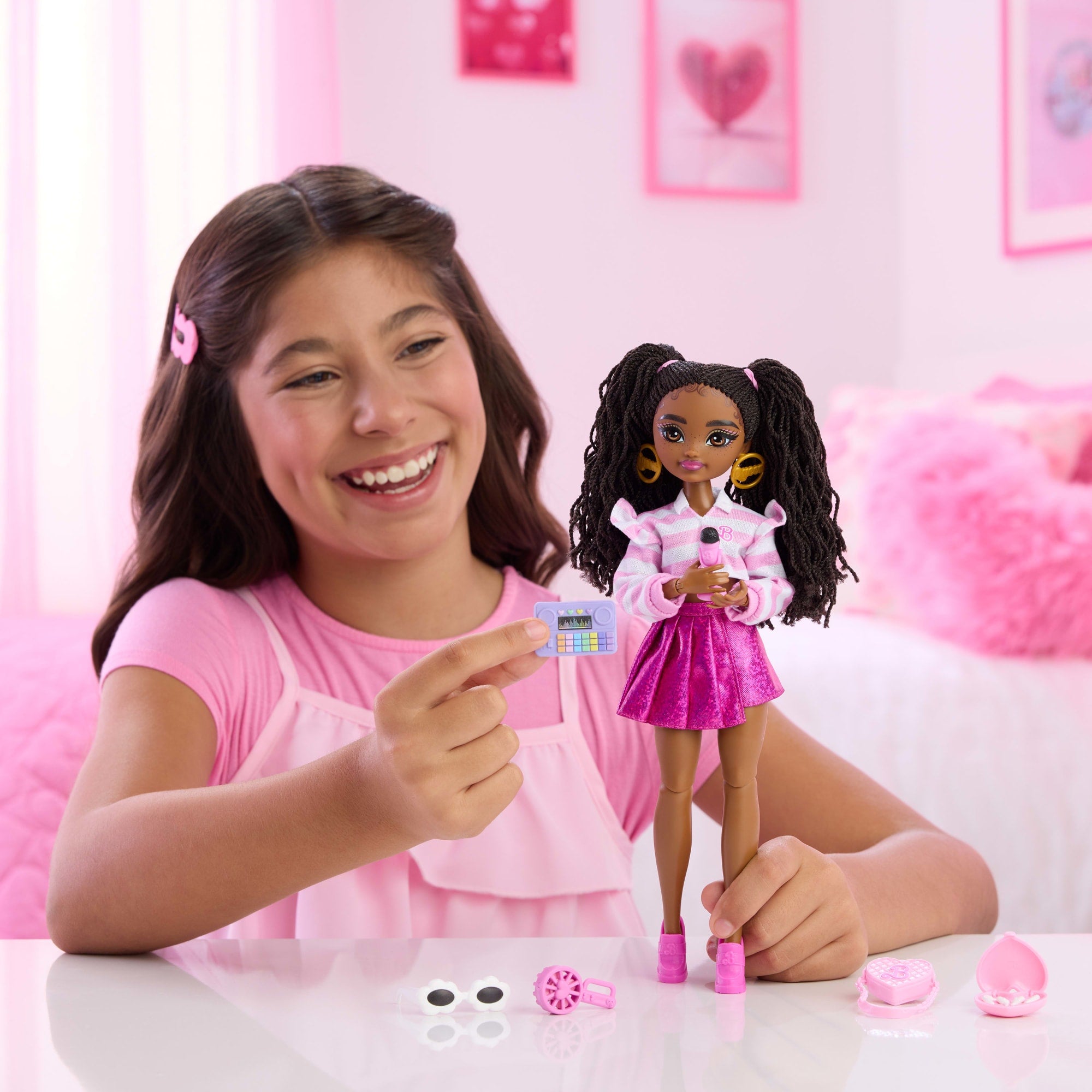 Barbie Dream Besties Barbie Brooklyn Doll & Accessories. Posable Fashion Doll & Themed Pieces - Image 2