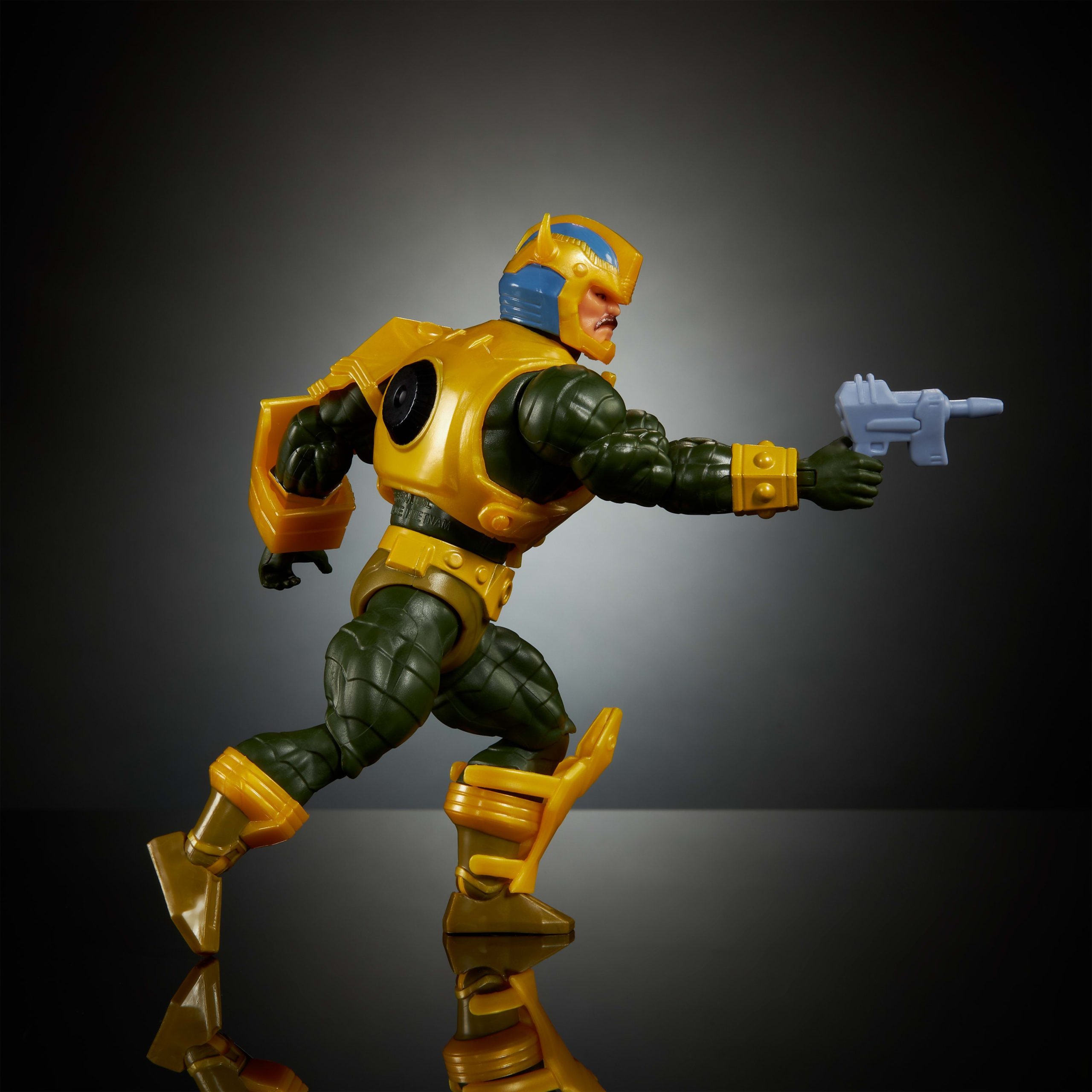 Masters of the Universe Origins Figura de Acción Man-At-Arms Armadura Bumblebee - Image 3