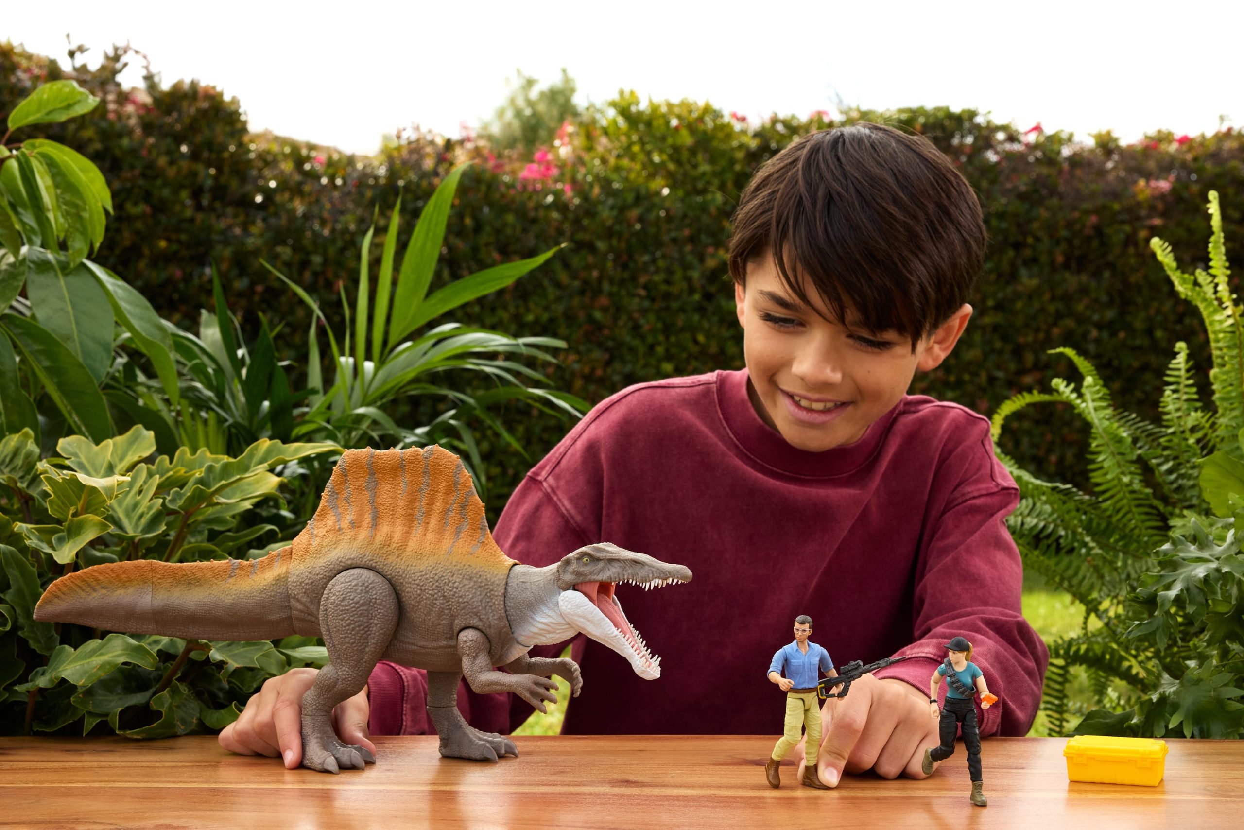 Jurassic World Rebirth Storypack With Exclusive Spinosaurus. 2 Human Figures & Accessories - Image 2