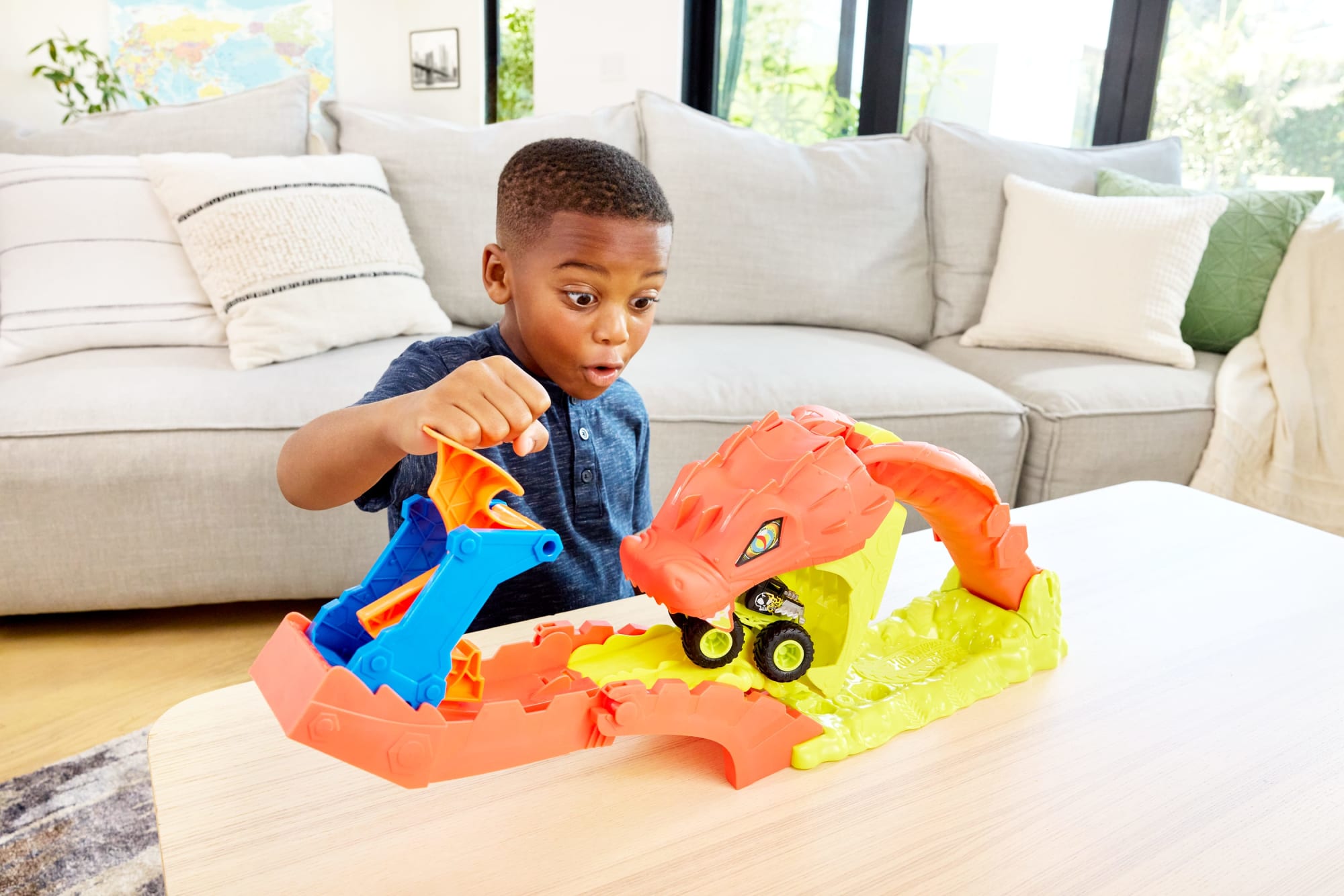 Hot Wheels Monster Trucks Snake Slam Takedown Playset With 1:64 Scale Bone Shaker Toy Vehicle - Image 2