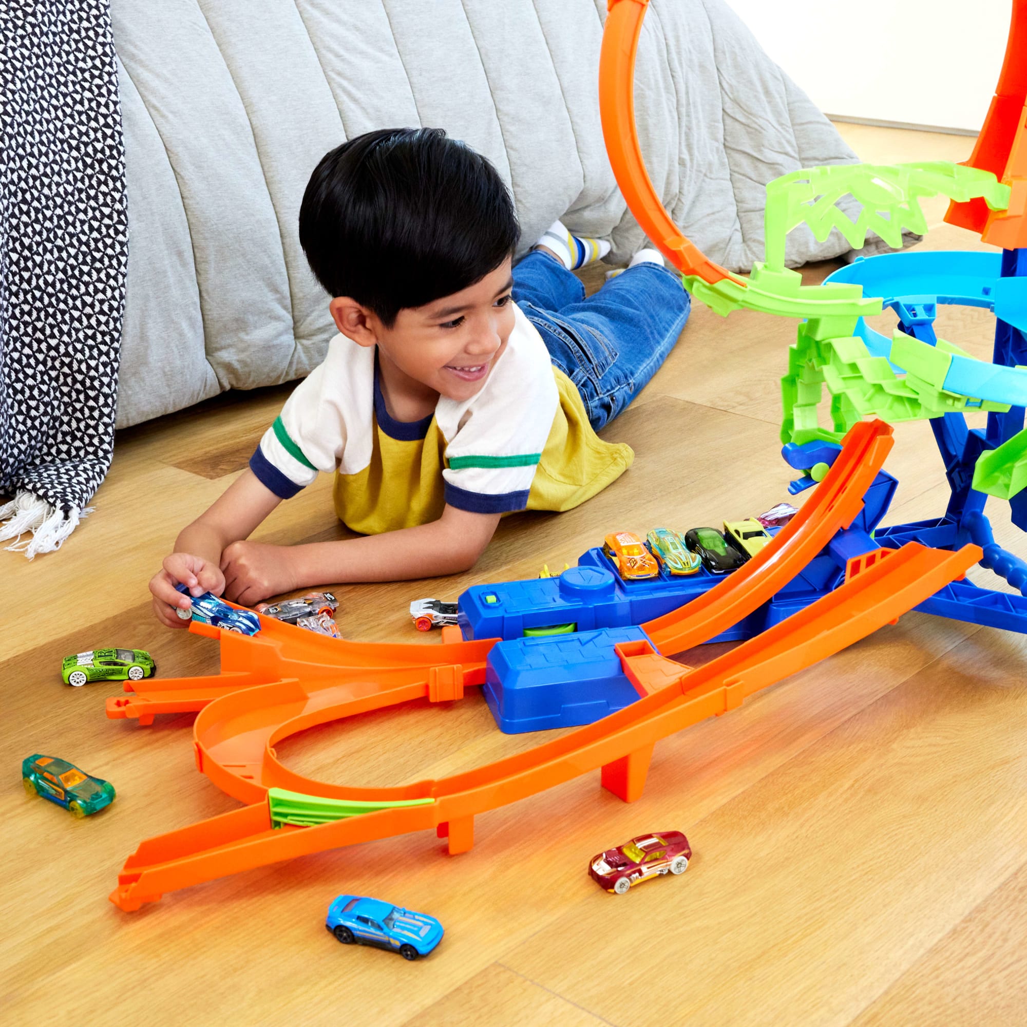 Hot Wheels Stunt Tracks Mid-AIr Crash Playset With 1:64 Scale Die-Cast Toy Car & Motorized Booster - Image 2