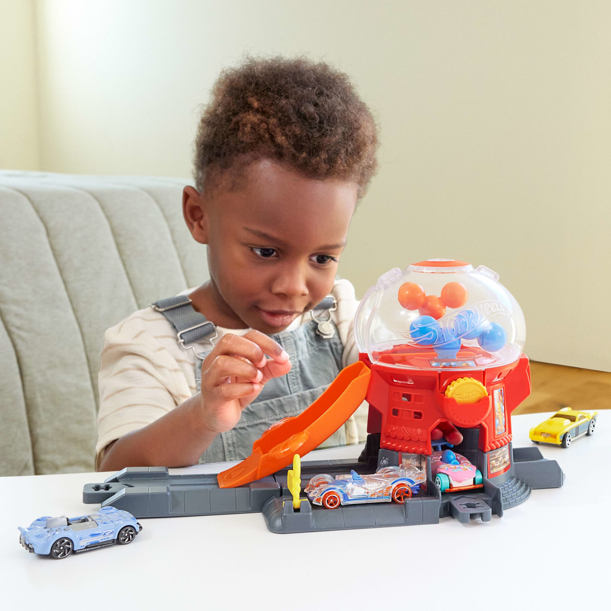 Hot Wheels Downtown Candy Shop Playset & 1:64 Scale Die-Cast Toy Car. Speed Snap Track - Image 3