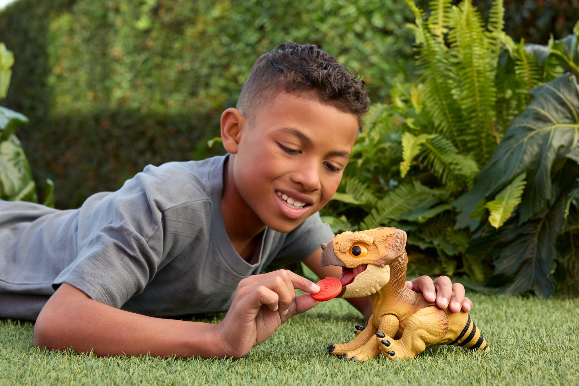 Jurassic World Rebirth Primal Protector Aquilops Dolores interactive Dinosaur Toy. Attack & Sounds - Image 2
