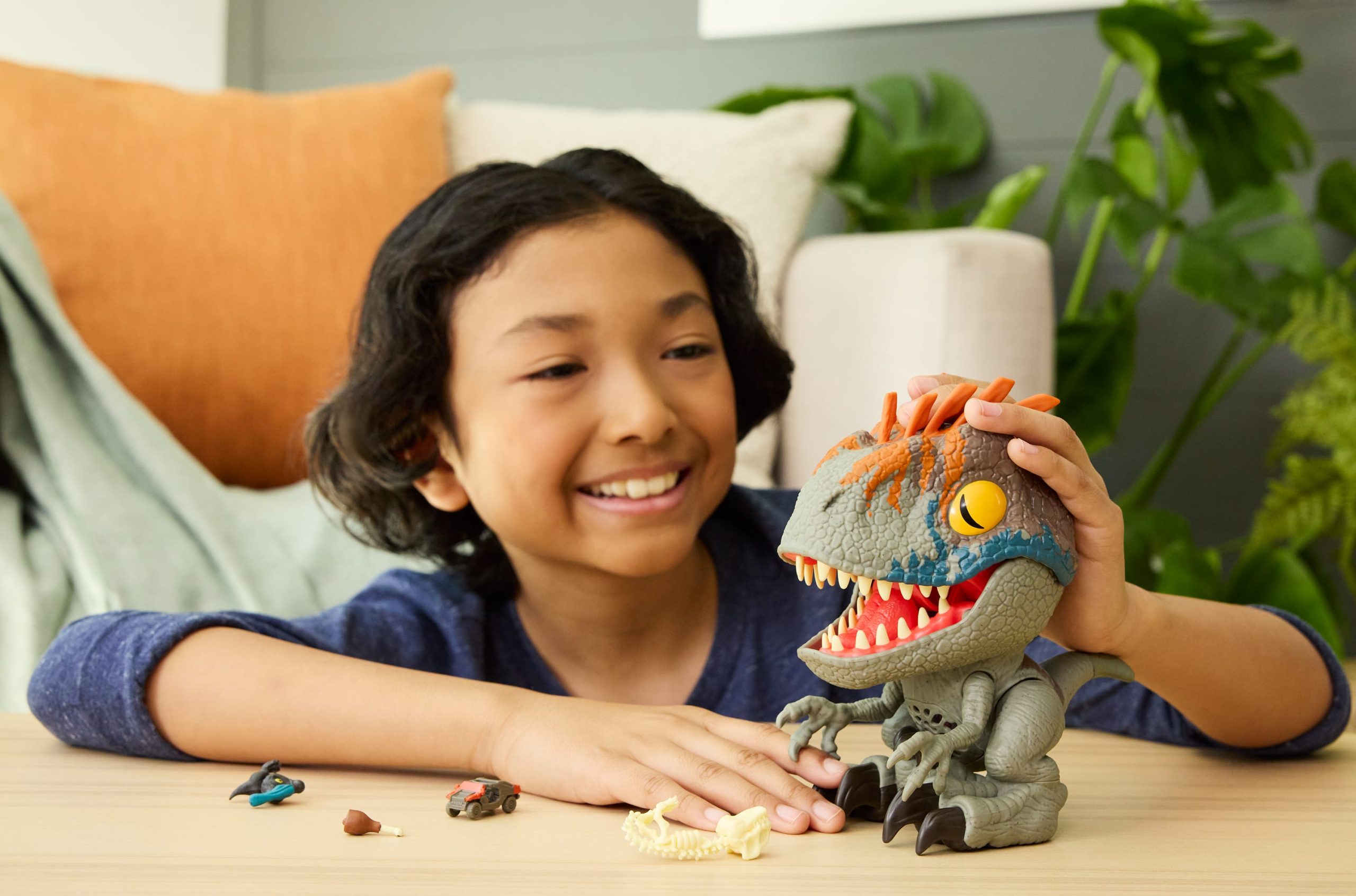 Jurassic World Fierce Feeder Velociraptor Dinosaur With Swallow And Spit Interactive Feature - Image 2