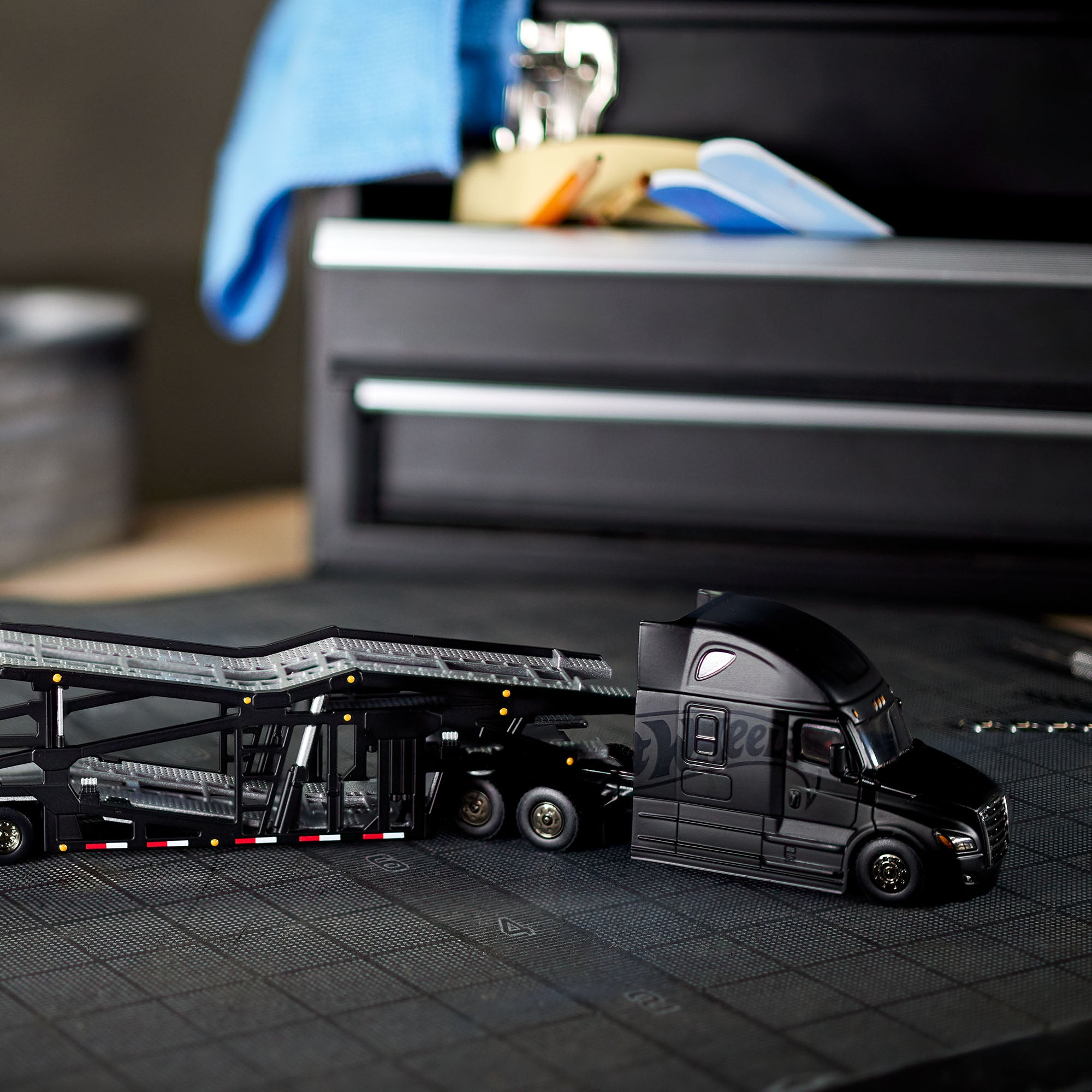 Hot Wheels Elite 64 Freightliner Cascadia - Image 7
