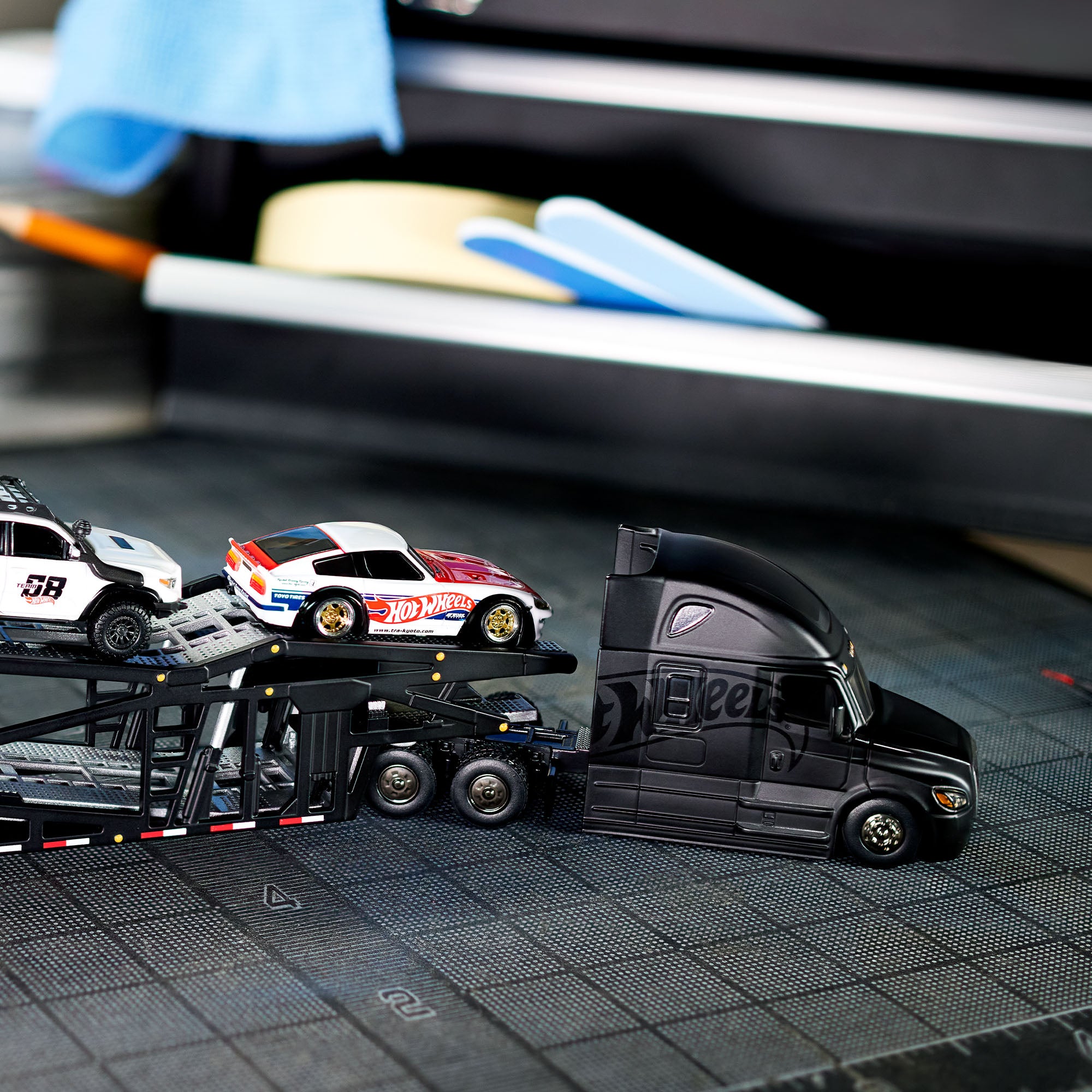 Hot Wheels Elite 64 Freightliner Cascadia - Image 11