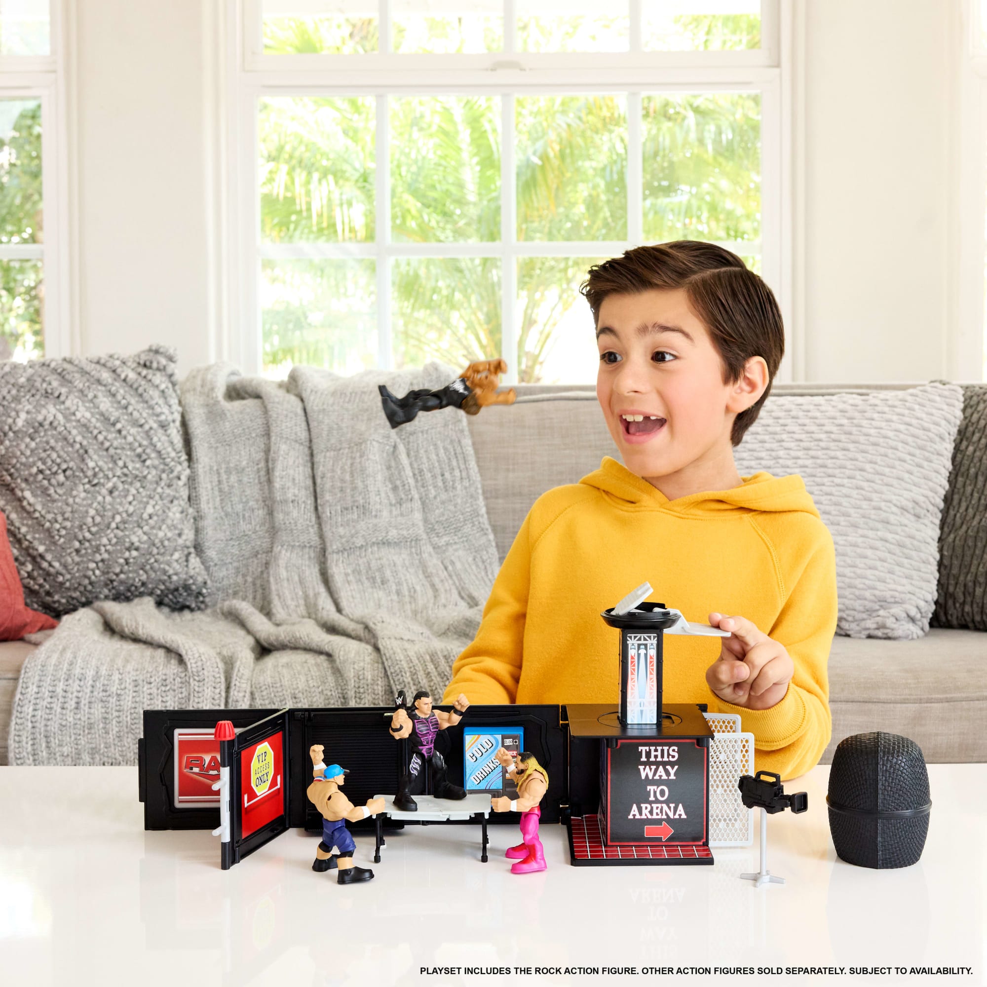 WWE Knuckle Crunchers Final Boss Microphone Playset With The Rock Action Figure & 2 Accessories - Image 2