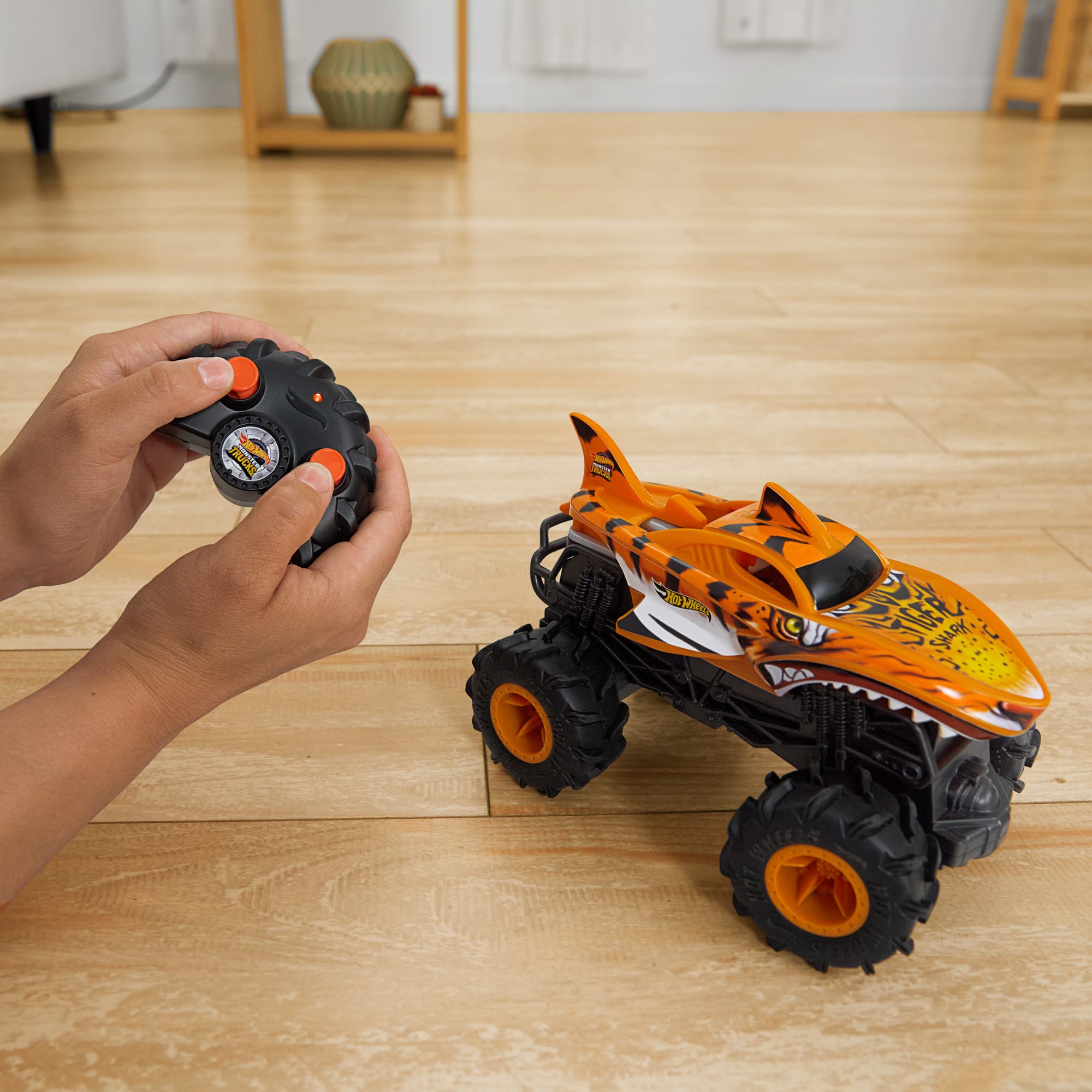 Hot Wheels RC Monster Trucks HW Tiger Shark RC in 1:24 Scale. Remote-Control Toy Truck - Image 3