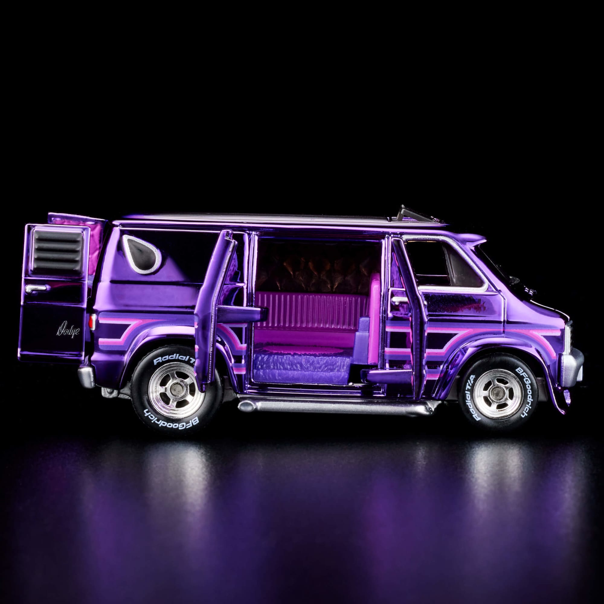 Hot Wheels RLC Exclusive '70s Dodge Tradesman Van - Image 4