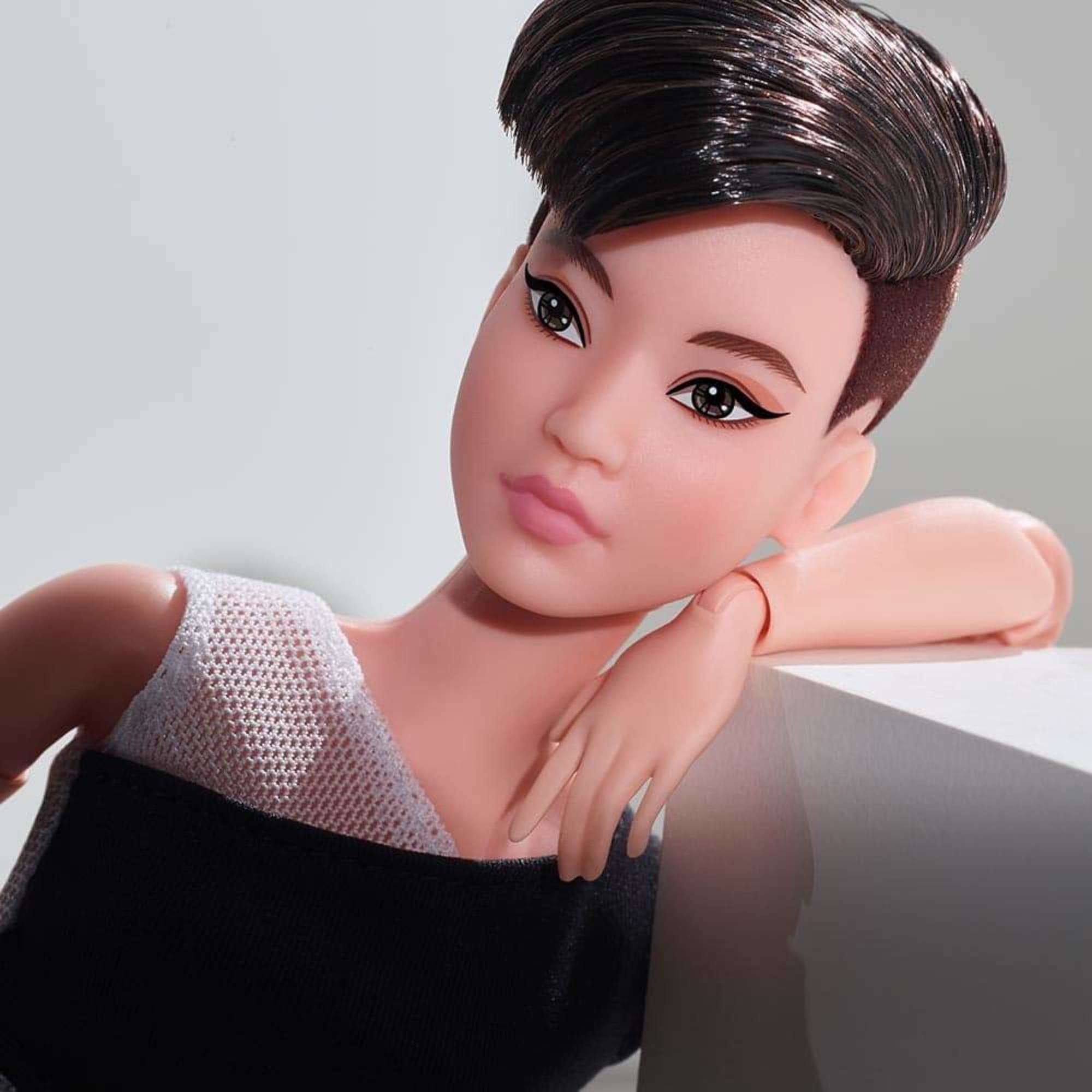 Barbie Looks Doll (Petite. Brunette Pixie Cut) - Image 5