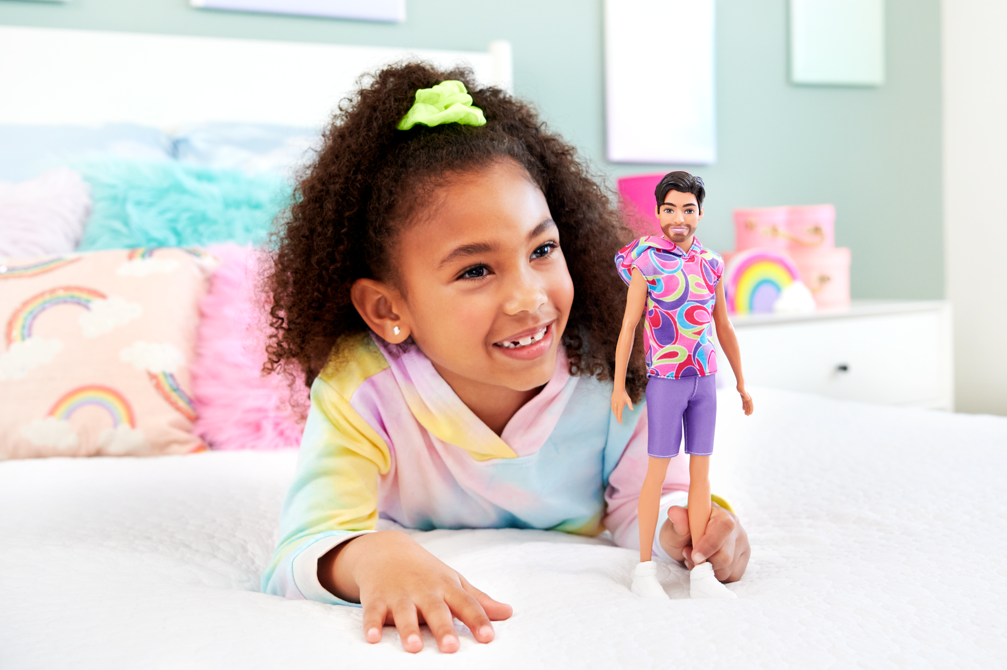 Barbie Fashionista Muñeco Ken Camisa de Colores y Short Morado - Image 2