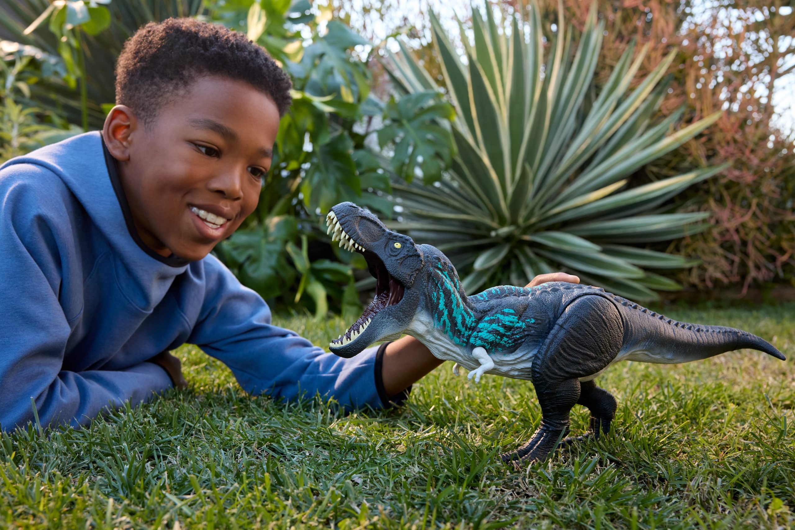 Jurassic World Muscle Madness Tyrannosaurus Rex Action Figure. T-Rex With Grow Feature & Roar - Image 2