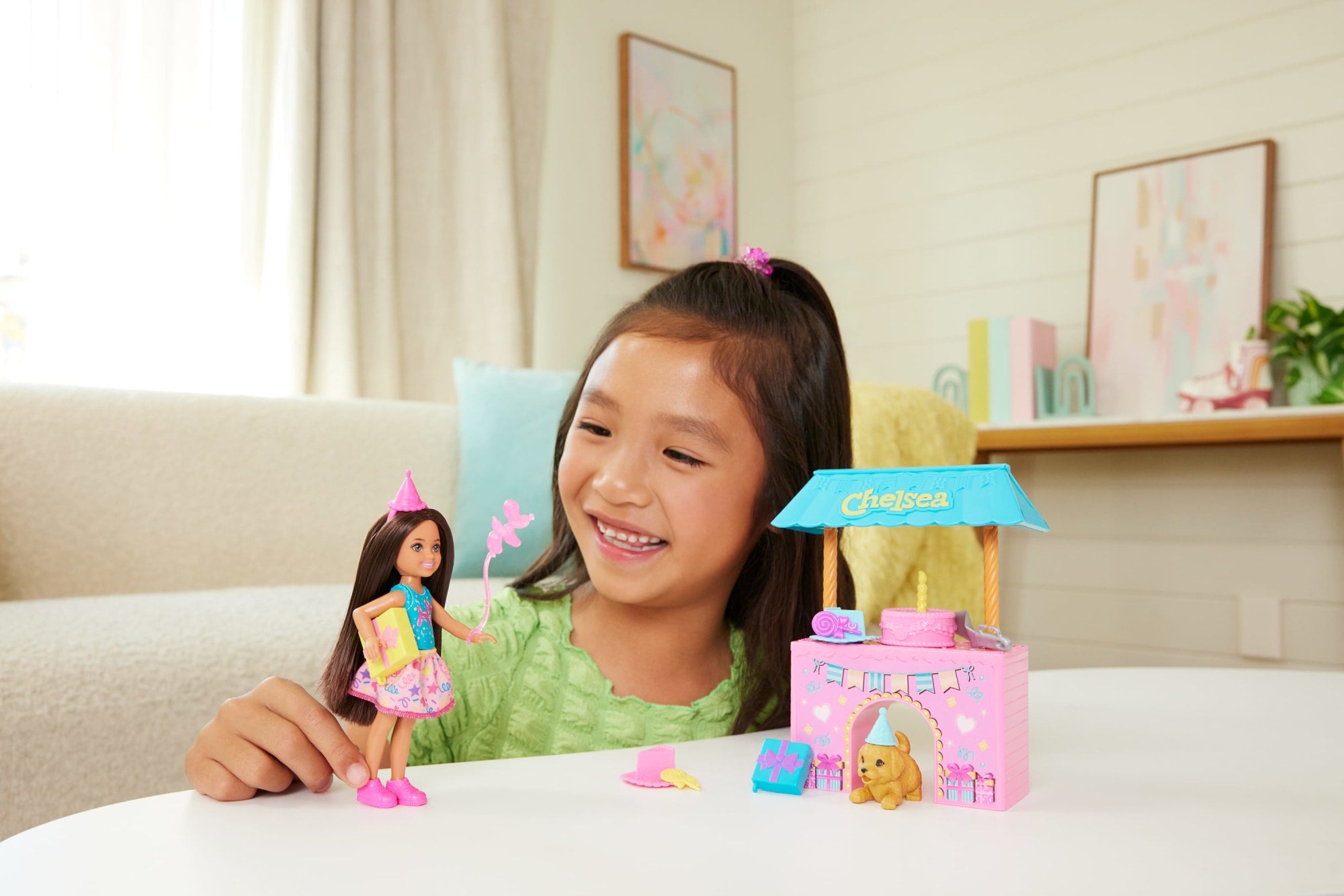 Barbie Coffret Suprise D'Anniversaire Club Chelsea et Accessoires - Image 2