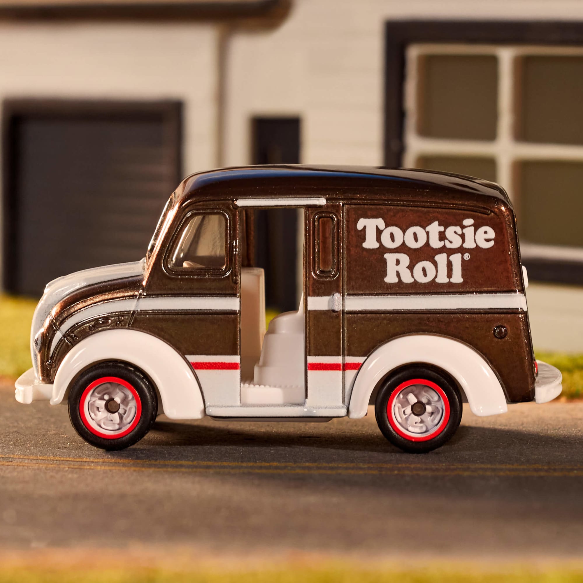 Matchbox Tootsie Roll Divco Milk Truck - Image 4