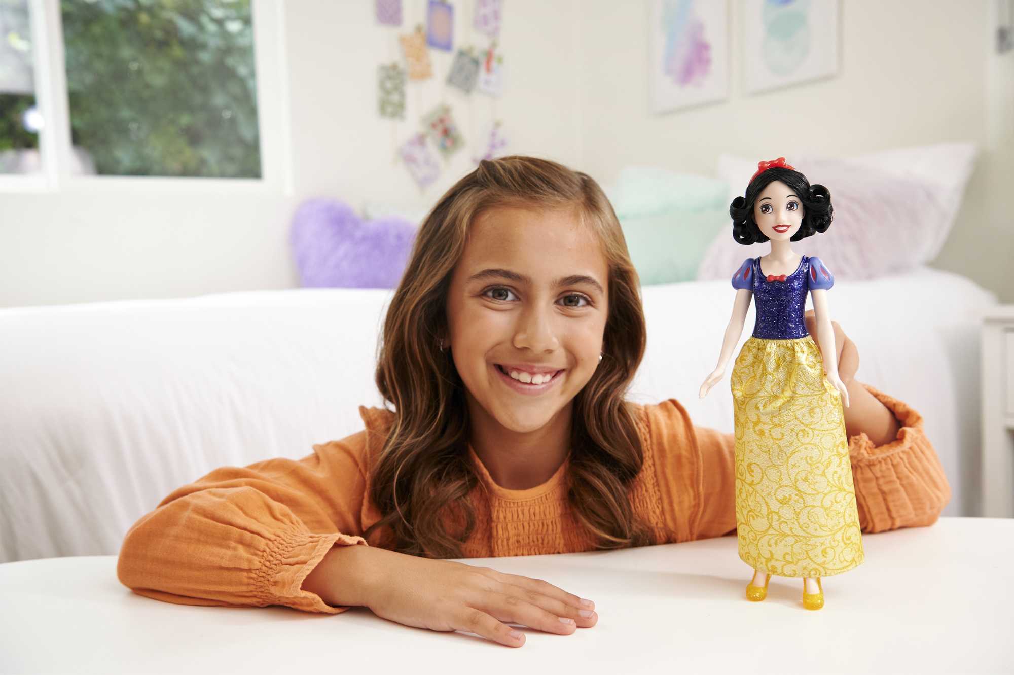 Disney Princess Toys. Snow White Fashion Doll And Accessories - Image 2