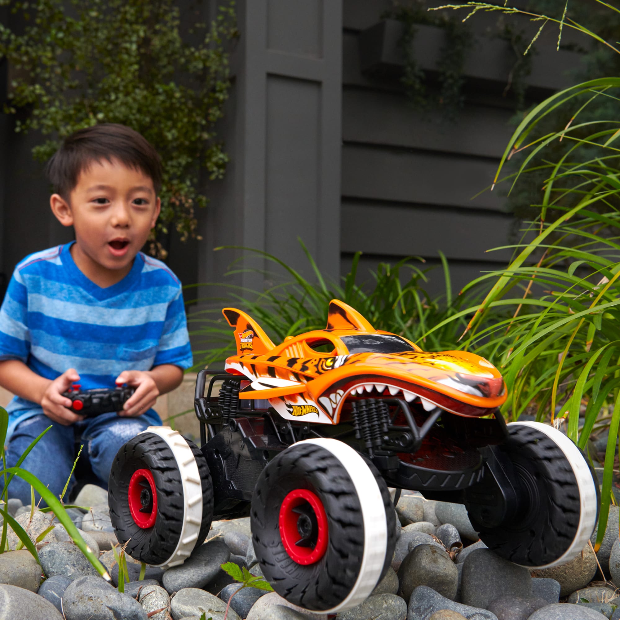 Hot Wheels Monster Trucks Vehículo a Control Remoto Tiger Shark Escala 1:15 - Image 2