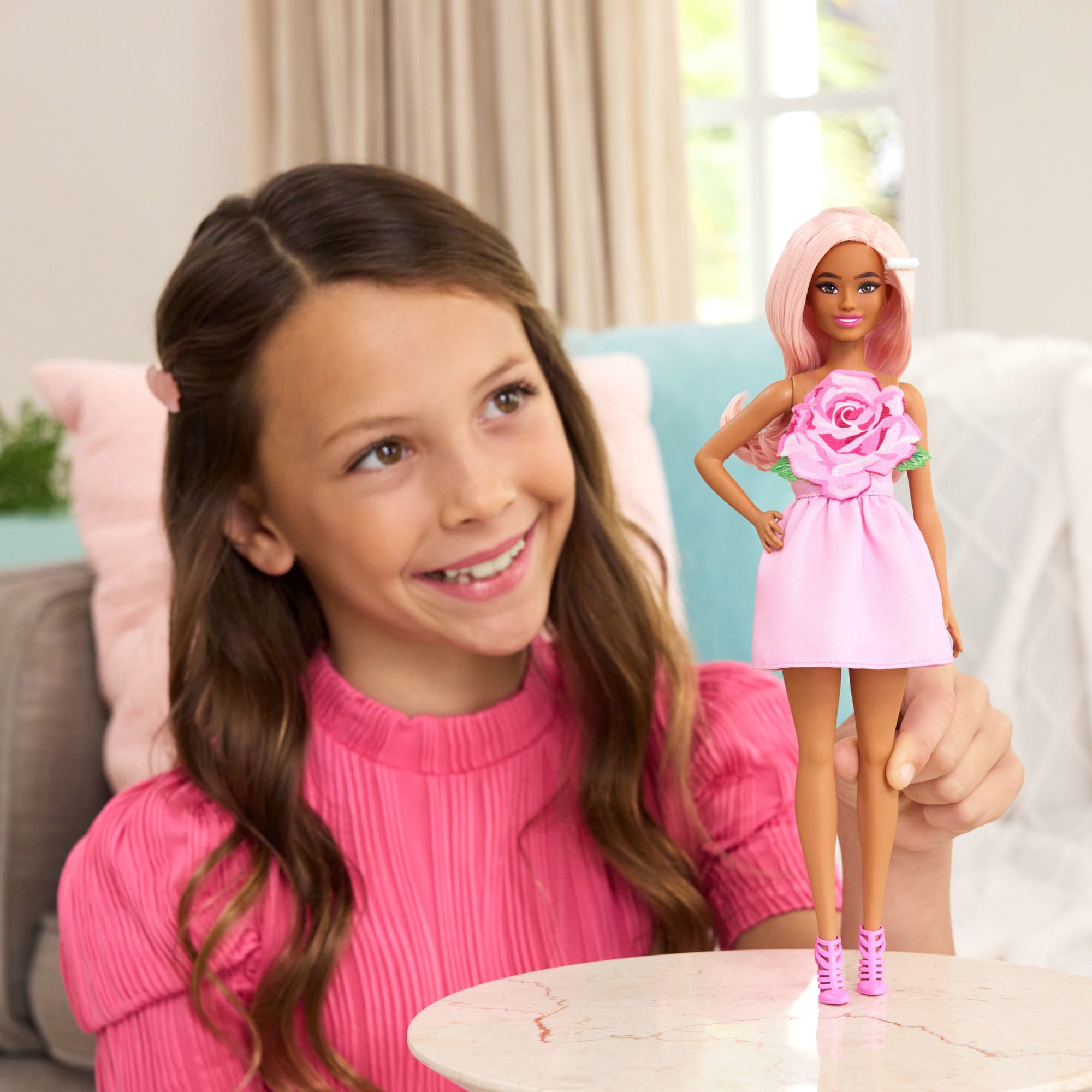 Barbie® Poupée Barbie Fashionistas Robe Sans Bretelle Rose - Image 2