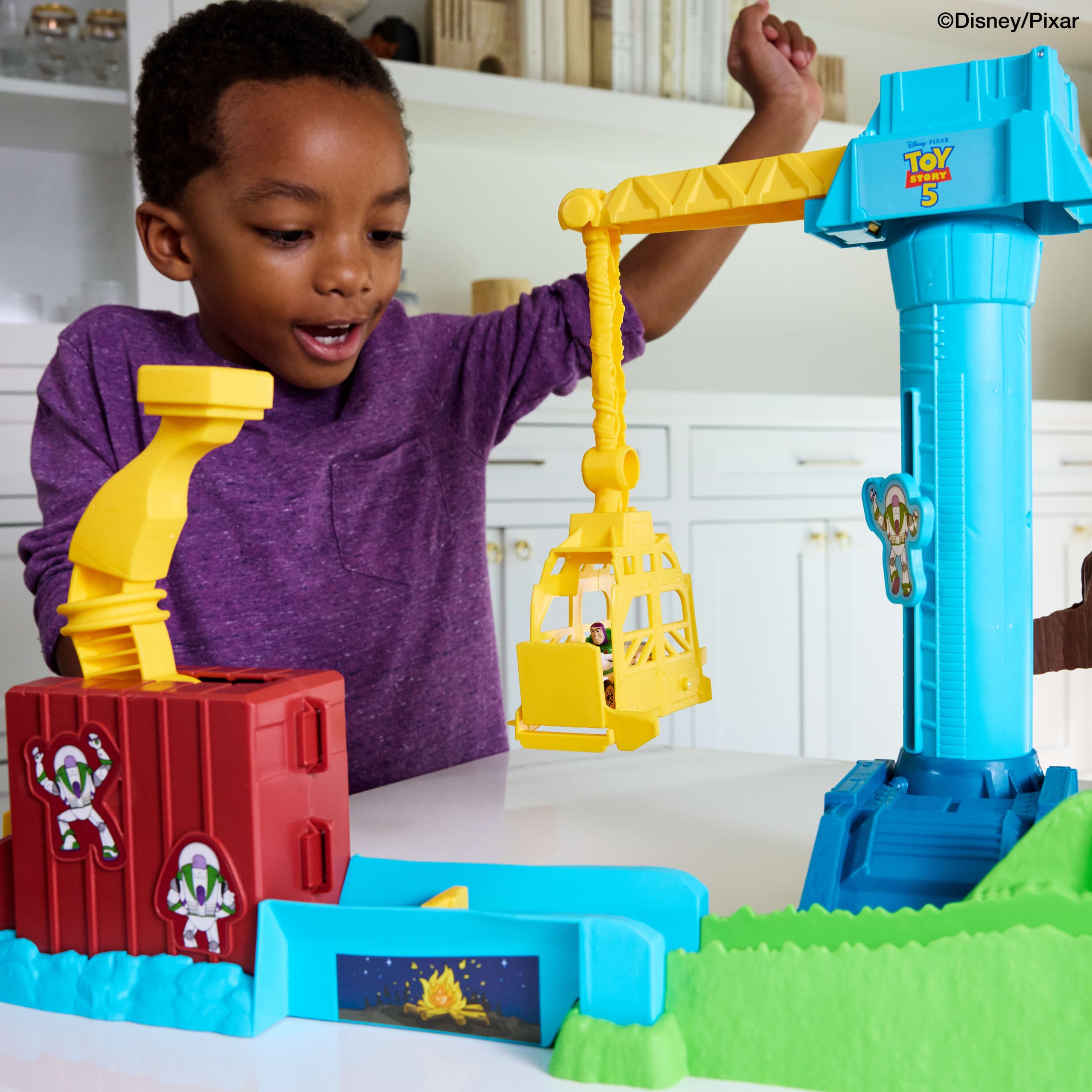 Hot Wheels Superstar Speeders Hi-Tech Buzz Lightyear's Star Command Adventure Track Set - Image 2