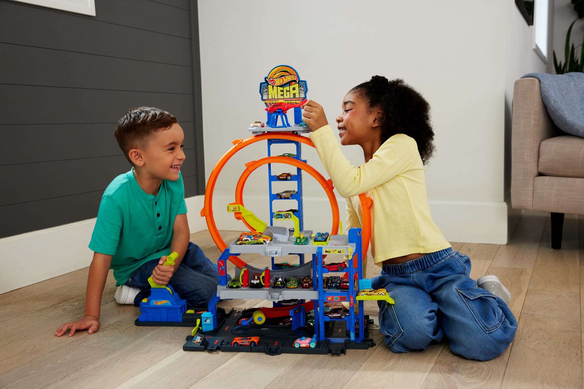 Hot Wheels MEGA Loop Garage Playset With 1 Die-Cast Toy Car & 1 Toy Helicopter in 1:64 Scale - Image 2