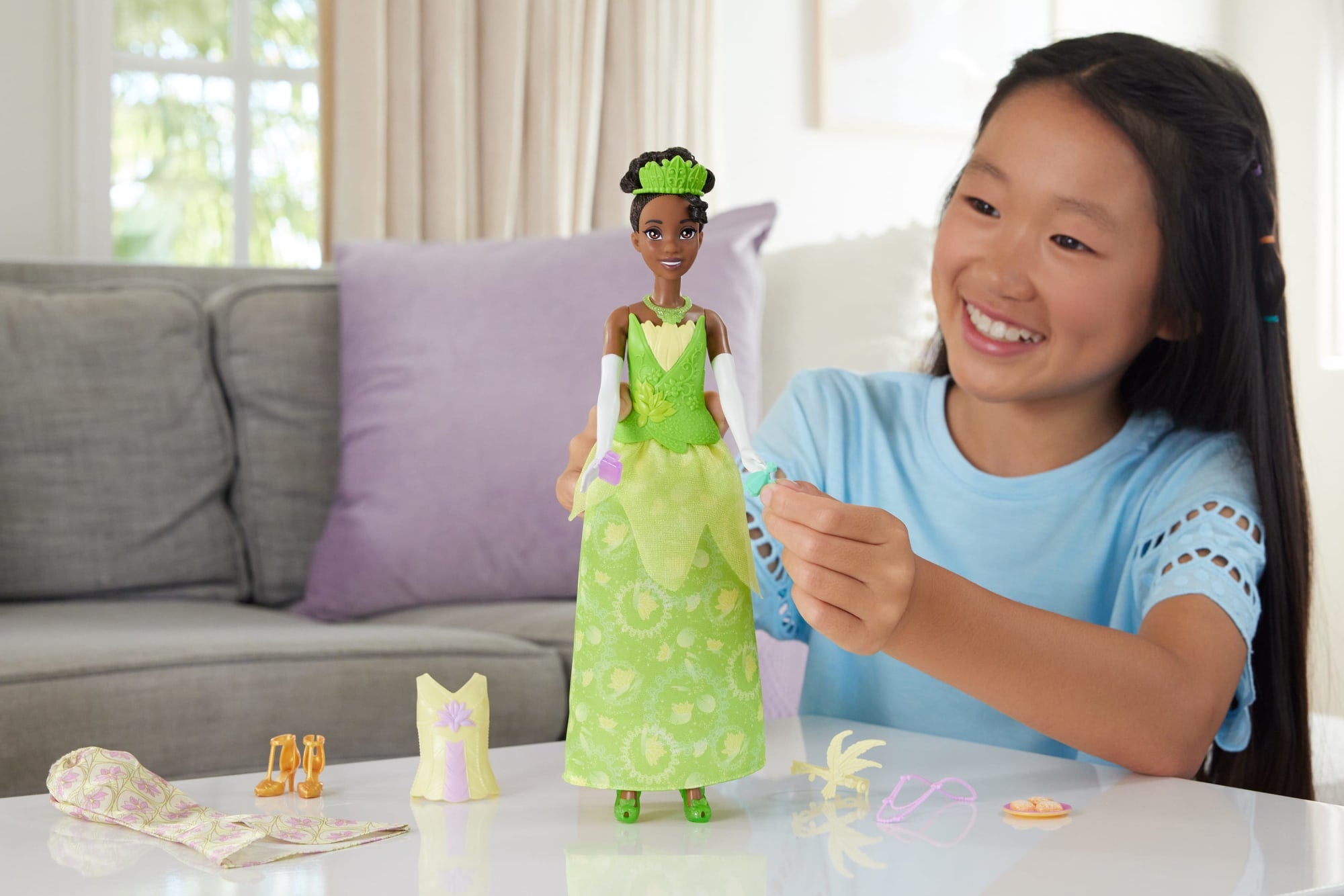 Disney Princess 2-In-1 Stories Tiana Fashion Doll With 2 Snap-On Bodices. 2 Skirts & 9 Accessories - Image 2