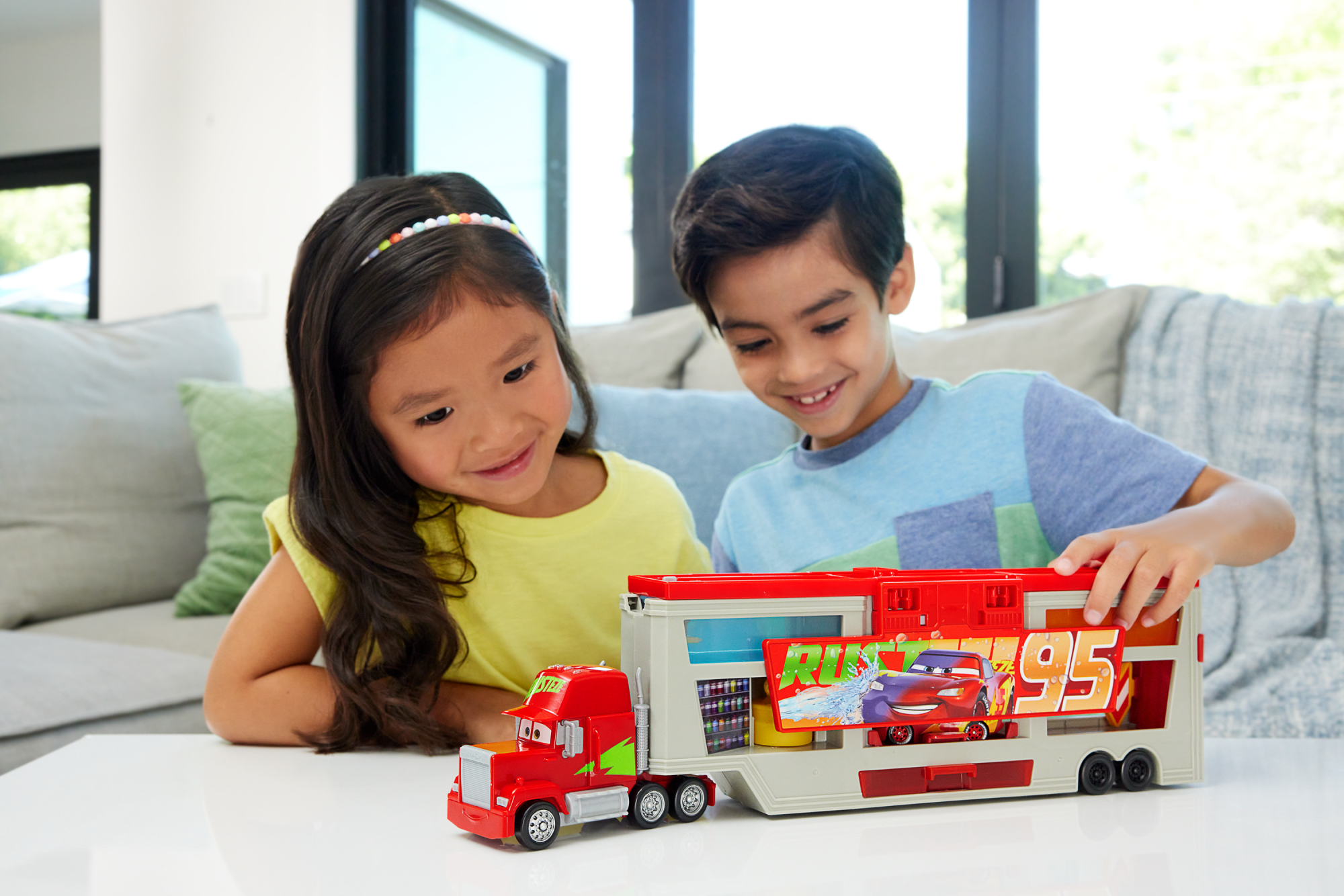 Disney And Pixar Cars Color Changers Mobile Paint Shop Mack Playset With 1 Toy Car & Accessories - Image 2