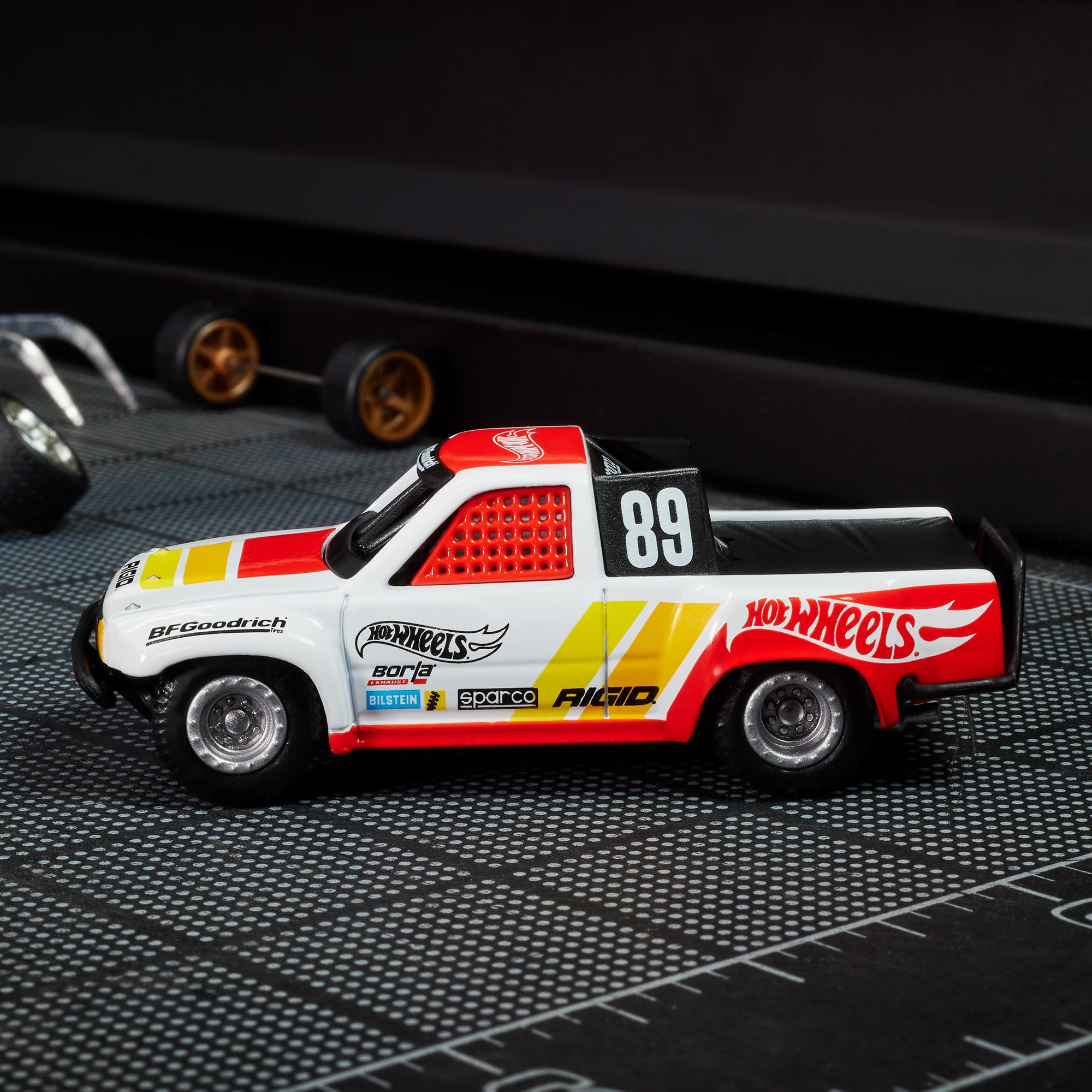Hot Wheels Elite 64 1989 Toyota HiLux Stadium Truck - Image 4