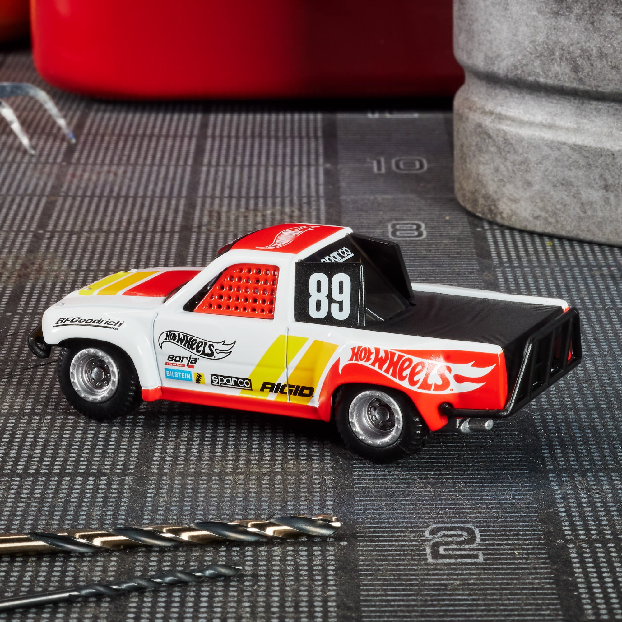 Hot Wheels Elite 64 1989 Toyota HiLux Stadium Truck - Image 3