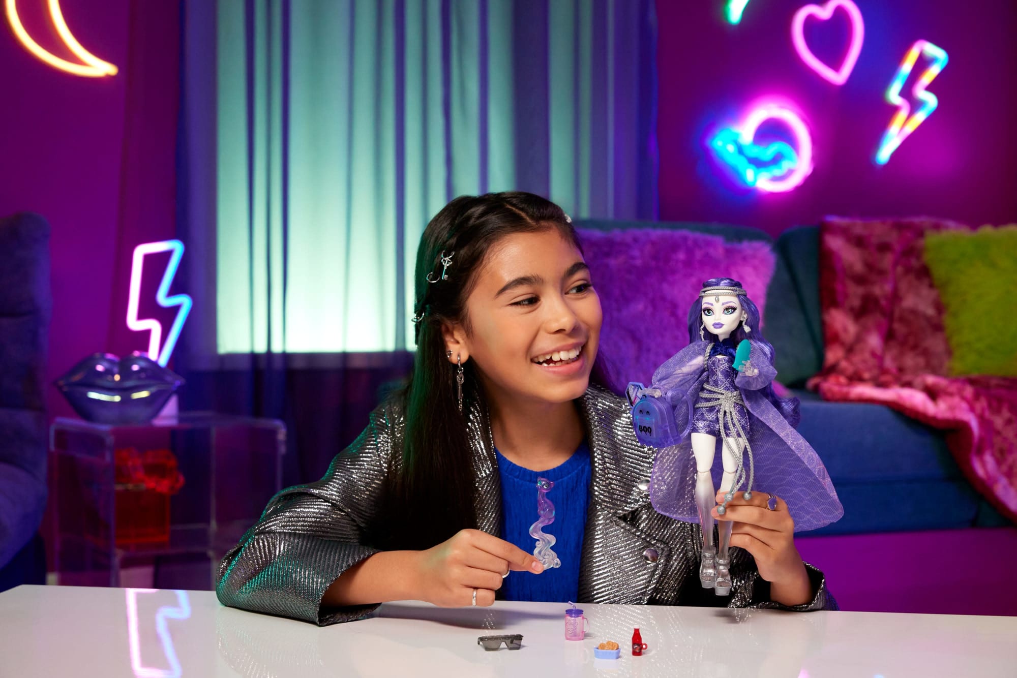 Monster High Spectra Vondergeist Fashion Doll With Pet Ferret Rhuen And Accessories - Image 2