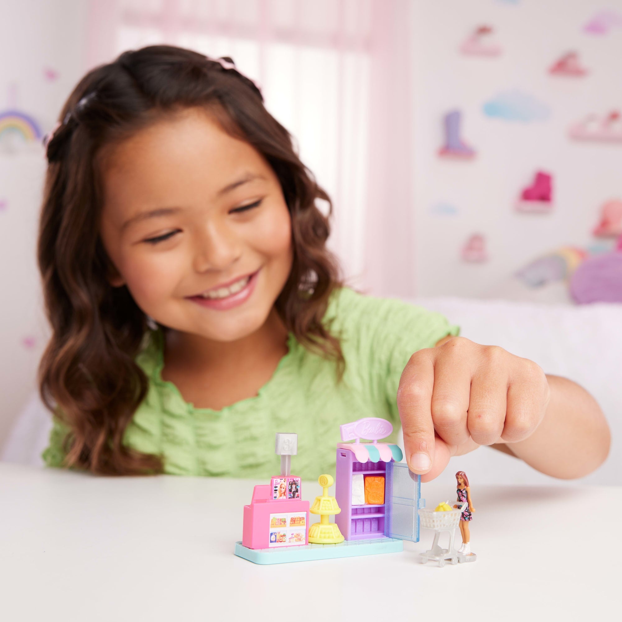 Barbie Mini BarbieLand Set de Juego Supermercado con Mini Muñeca - Image 2