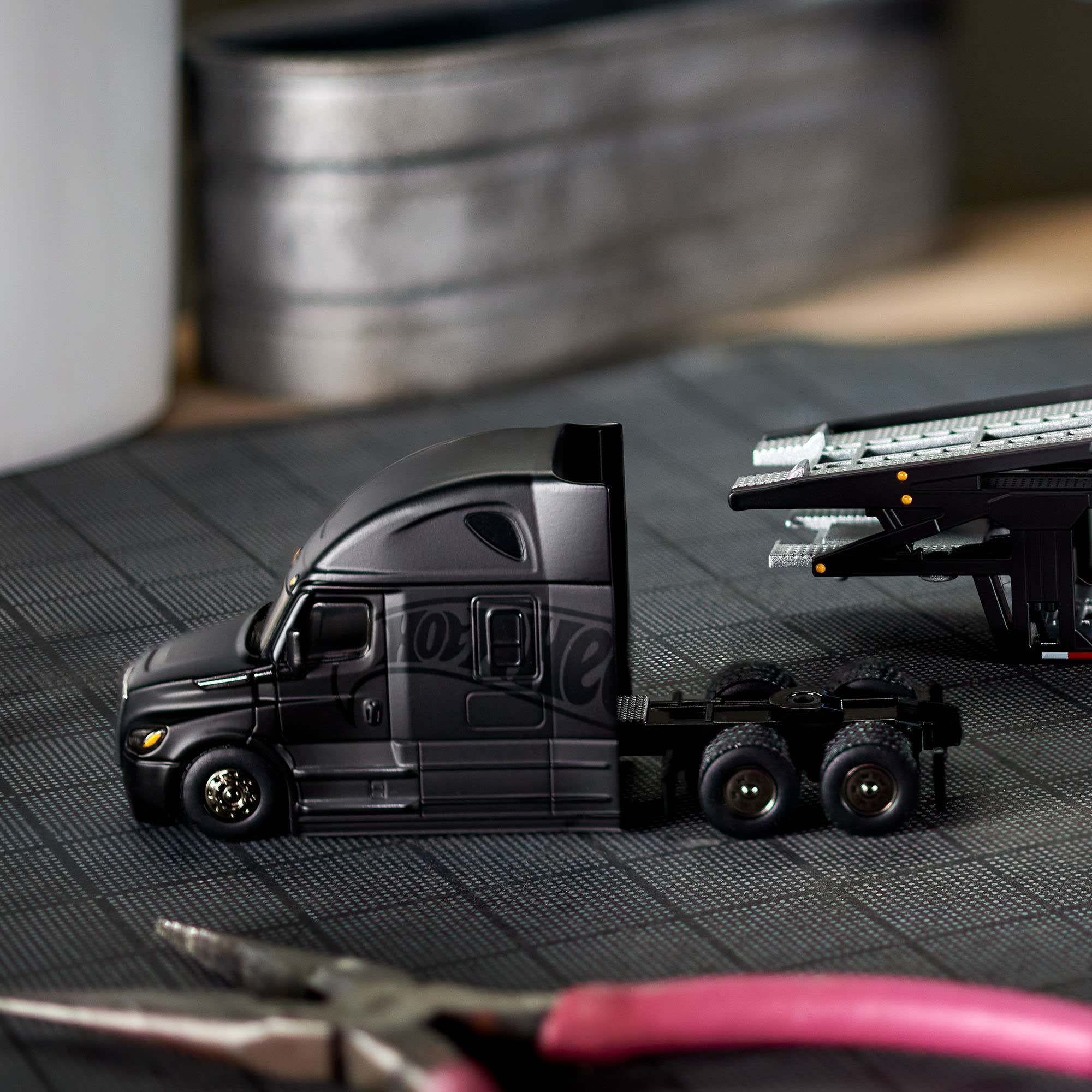 Hot Wheels Elite 64 Freightliner Cascadia - Image 3