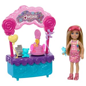 Barbie Poupée Chelsea et Kiosque à Sucettes et Bonbons. 10Éléments