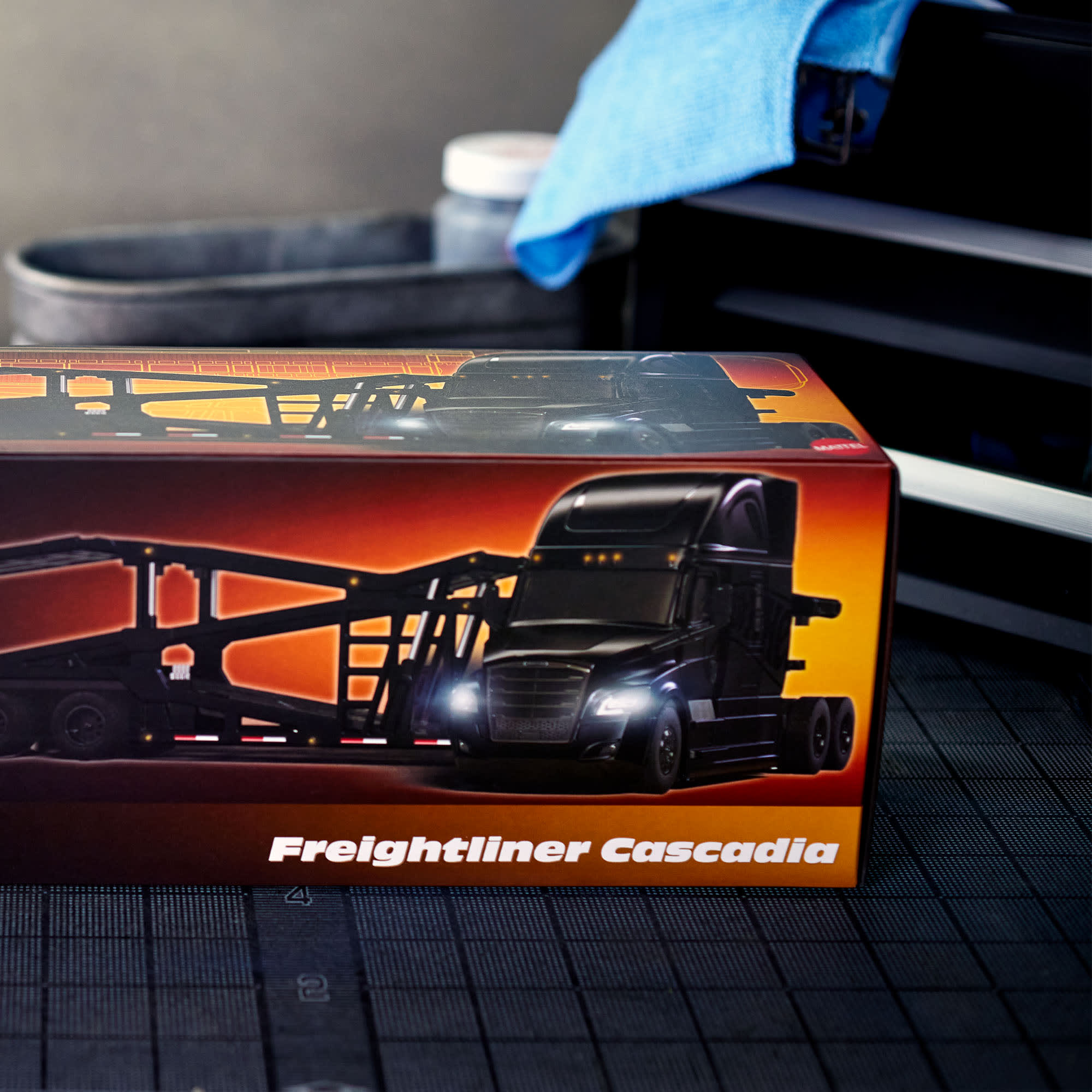 Hot Wheels Elite 64 Freightliner Cascadia - Image 13