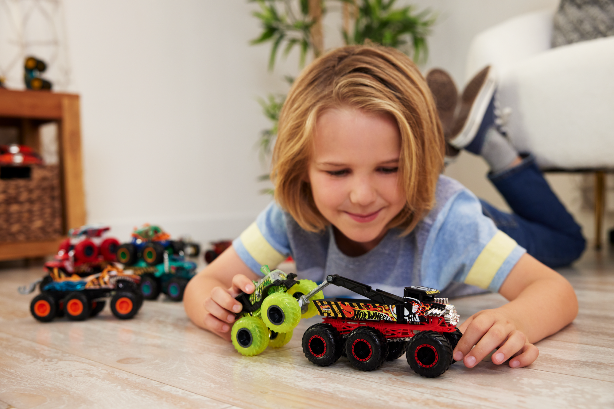 Hot Wheels Monster Trucks Veículo de Brinquedo Caminhões Reboque Surpresa Escala 1:64 - Image 2