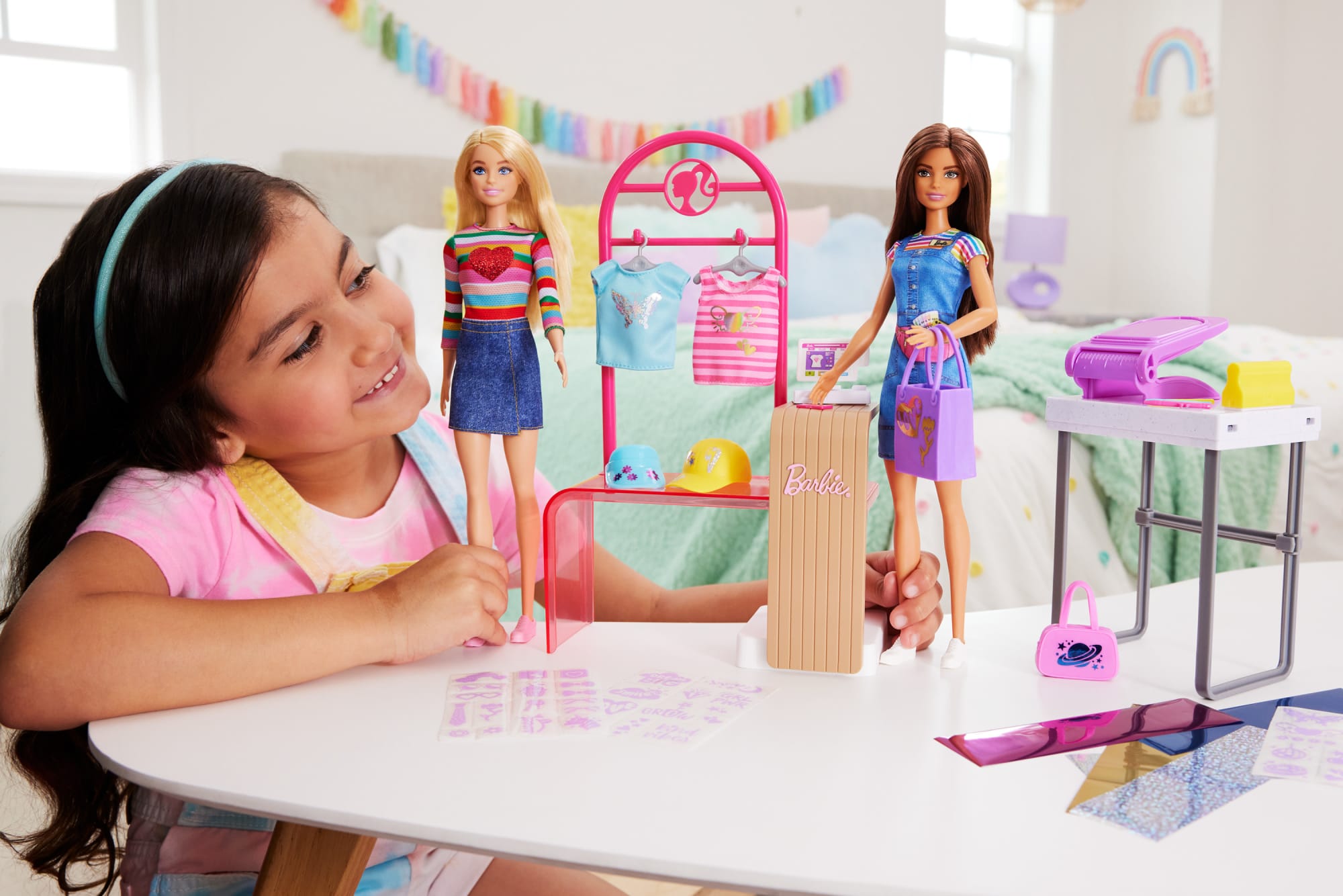 Barbie Coffret de Jeu Boutique Créations. Poupée Brunette. Access. - Image 2