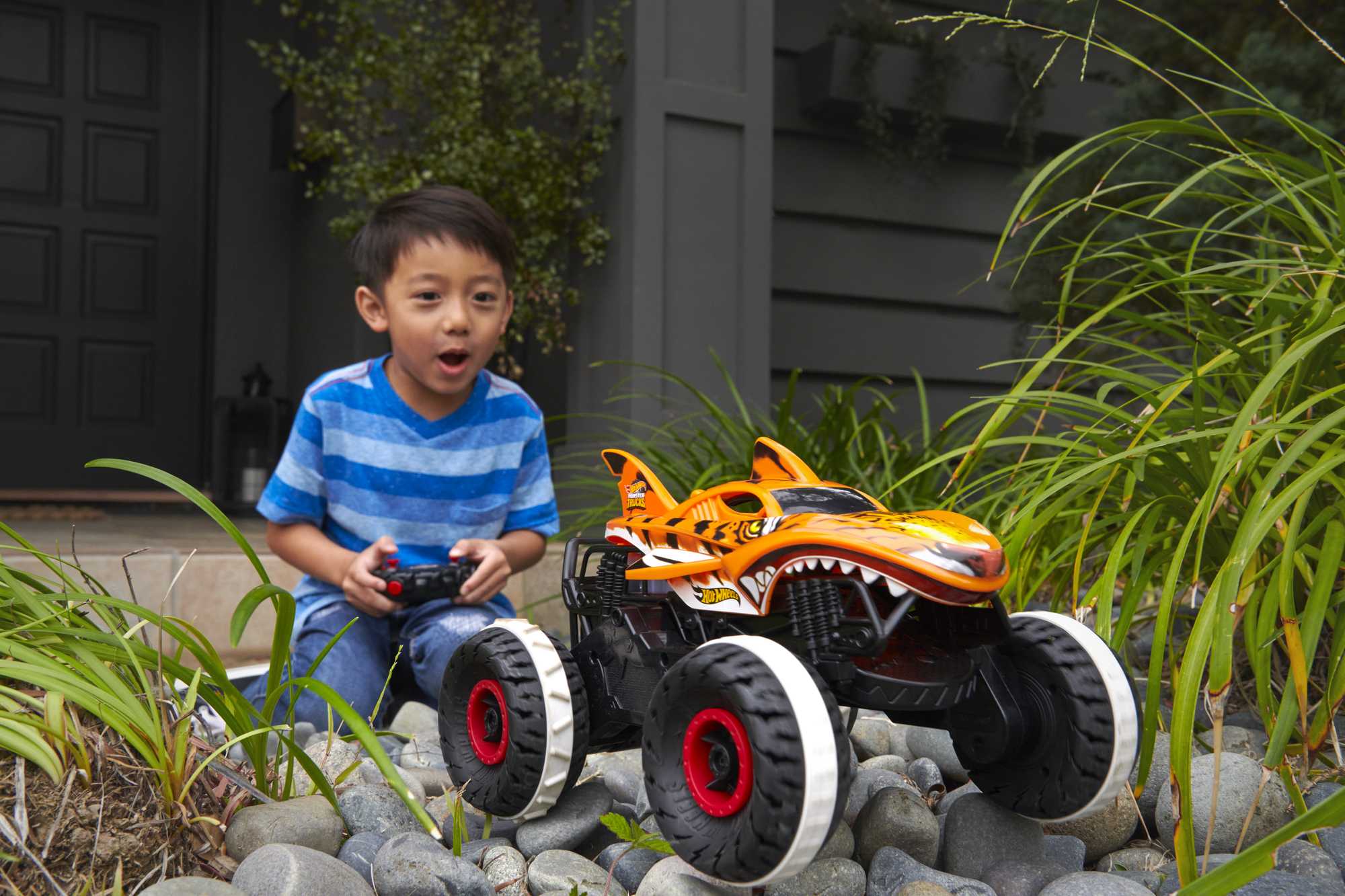 Hot Wheels Monster Trucks Véhicule Téléguidé HW Unstoppable Tiger Shark - Image 2