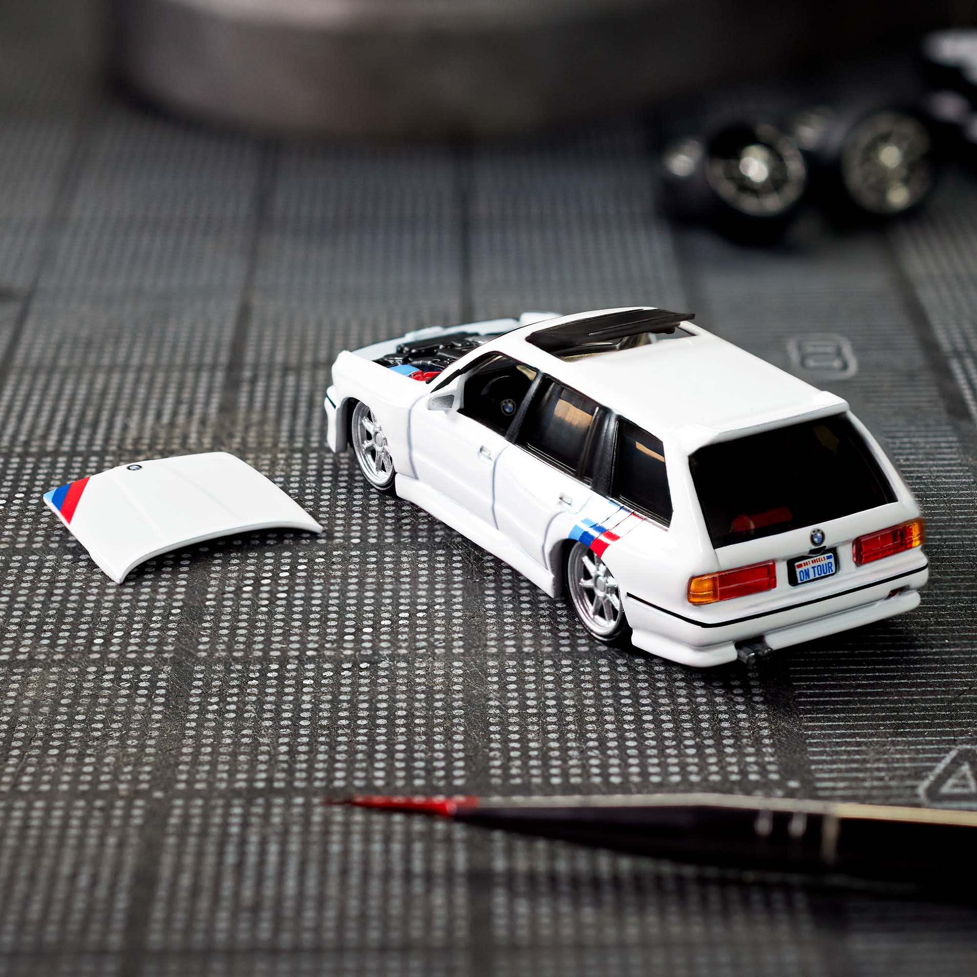 Hot Wheels Elite 64 1990 BMW 318i Touring - Image 4