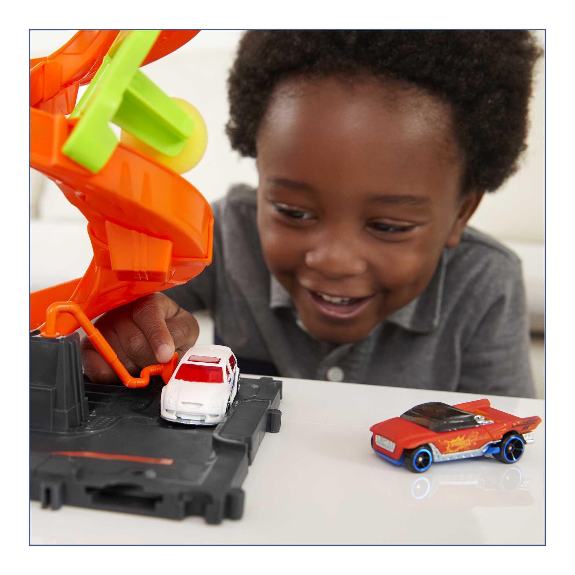 Hot Wheels City MEGA Car Wash With 1 Color Shifters Car. Toy For Kids - Image 2