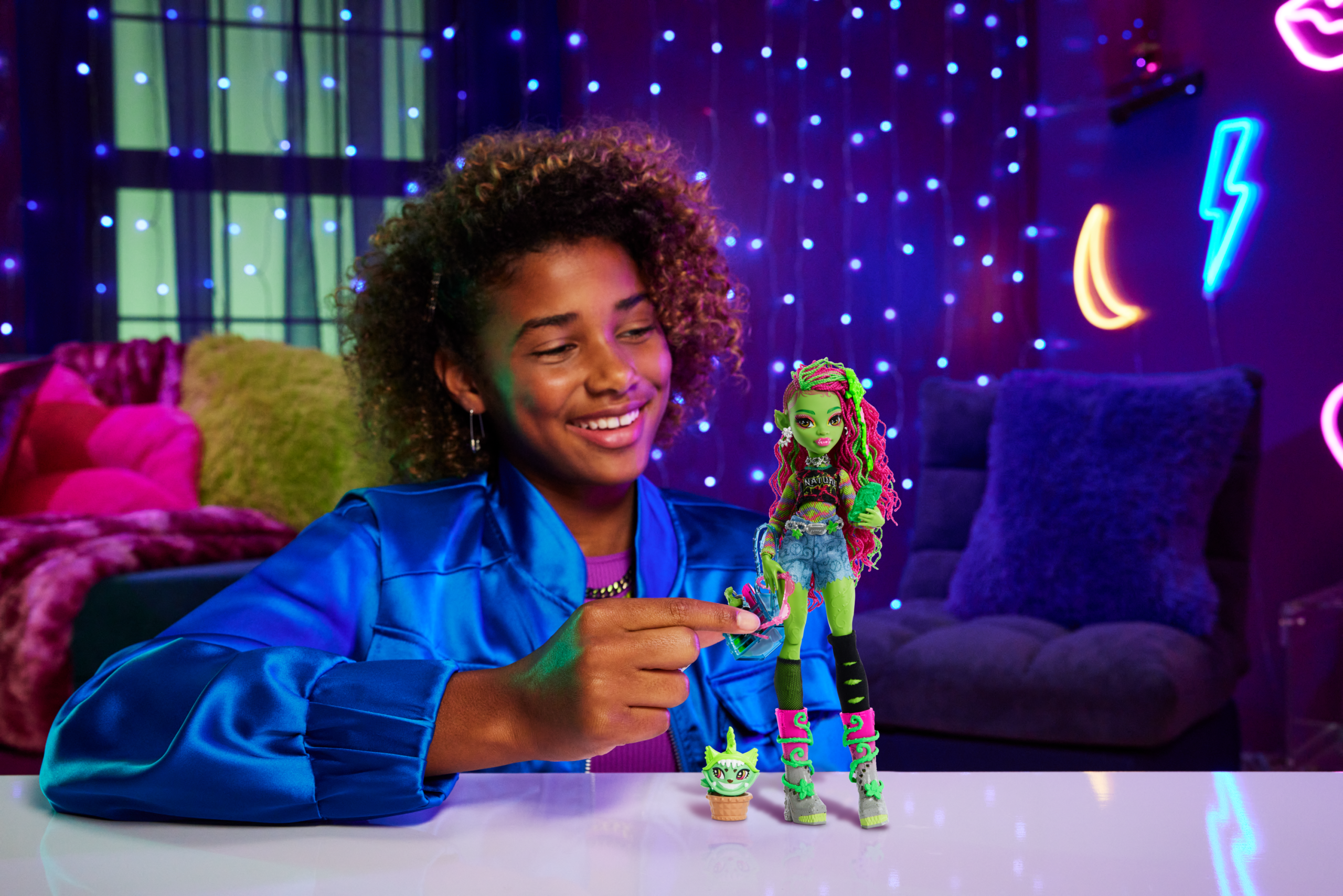 Monster High Venus Mcflytrap Fashion Doll With Pet Chewlian And Accessories - Image 2
