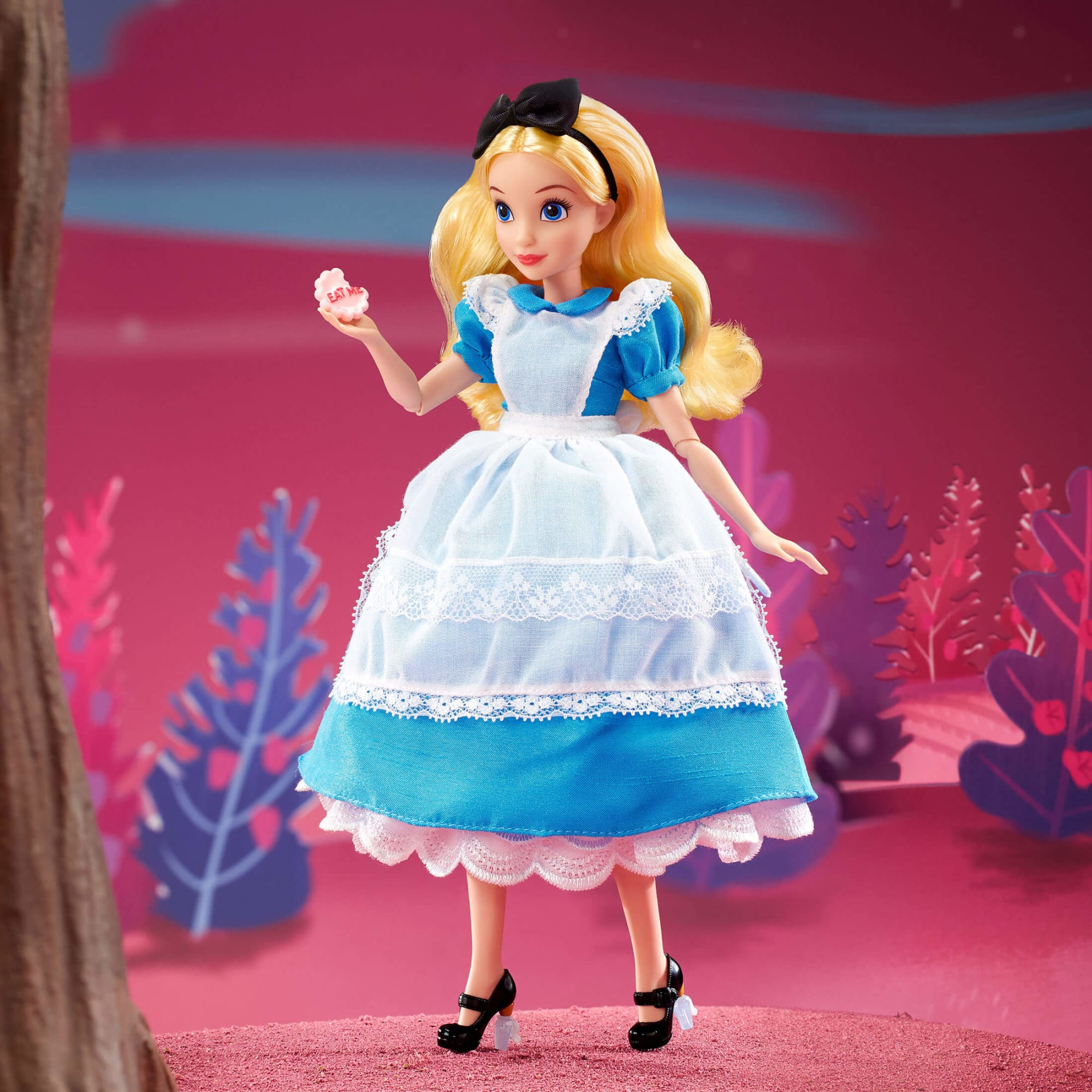 Disney Collector Alice in Wonderland Doll - Image 2