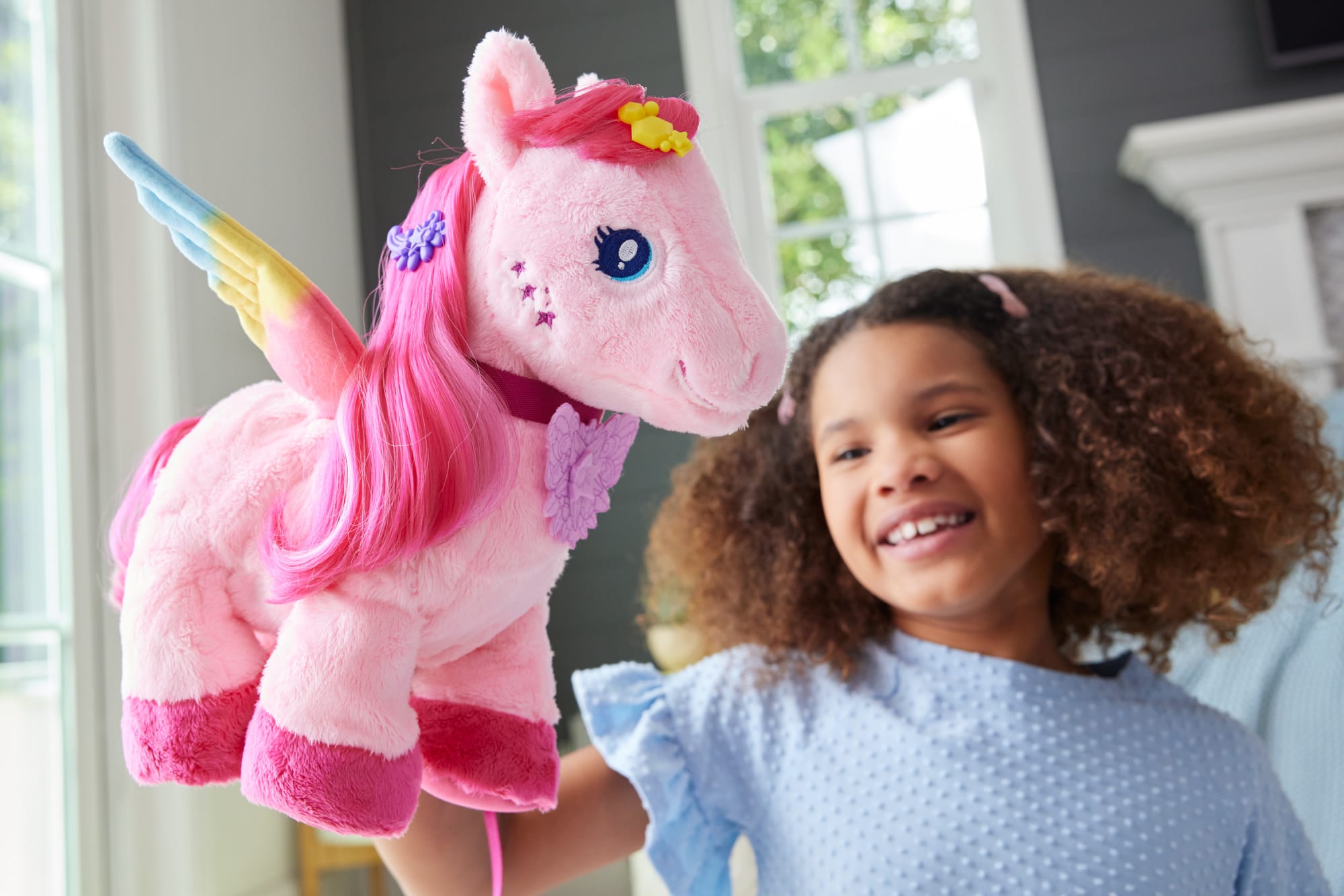Barbie® A Touch Of Magic Peluche Pégase Marche et Bat des Ailes - Image 2