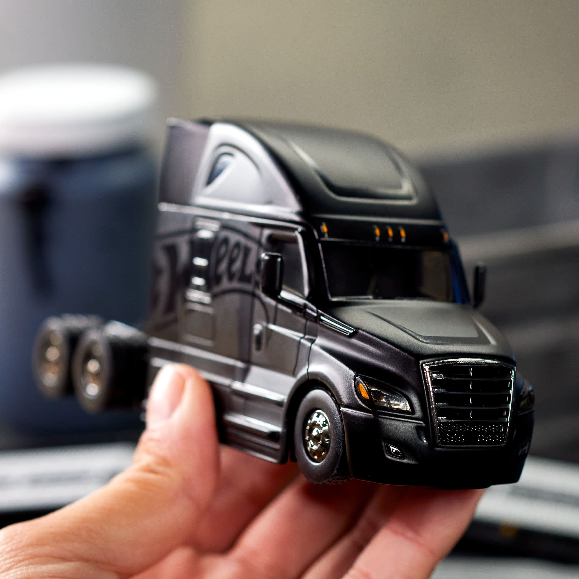 Hot Wheels Elite 64 Freightliner Cascadia - Image 14