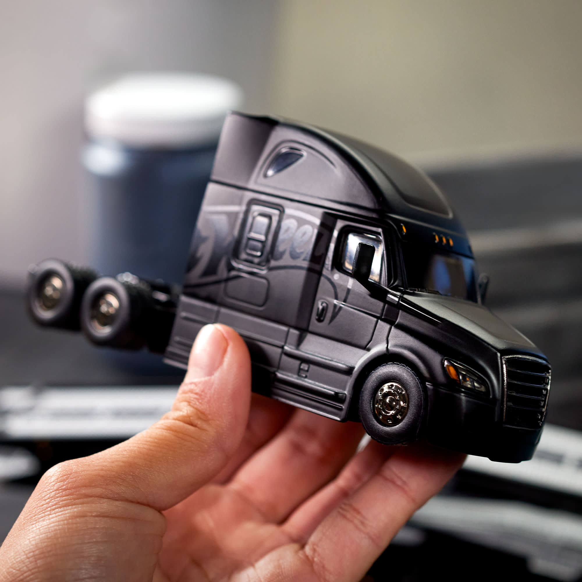 Hot Wheels Elite 64 Freightliner Cascadia - Image 15