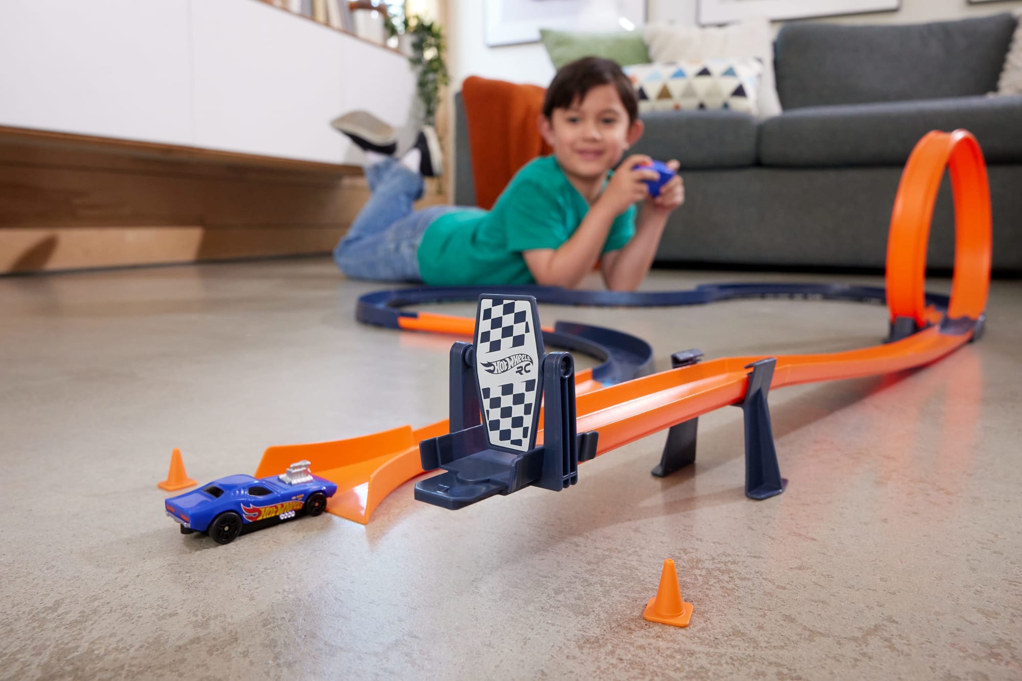 Hot Wheels RC Speed Challenge Track Set & Battery-Powered Remote-Control 1:64 Scale Toy Car. 30+ Pieces Of Track - Image 2