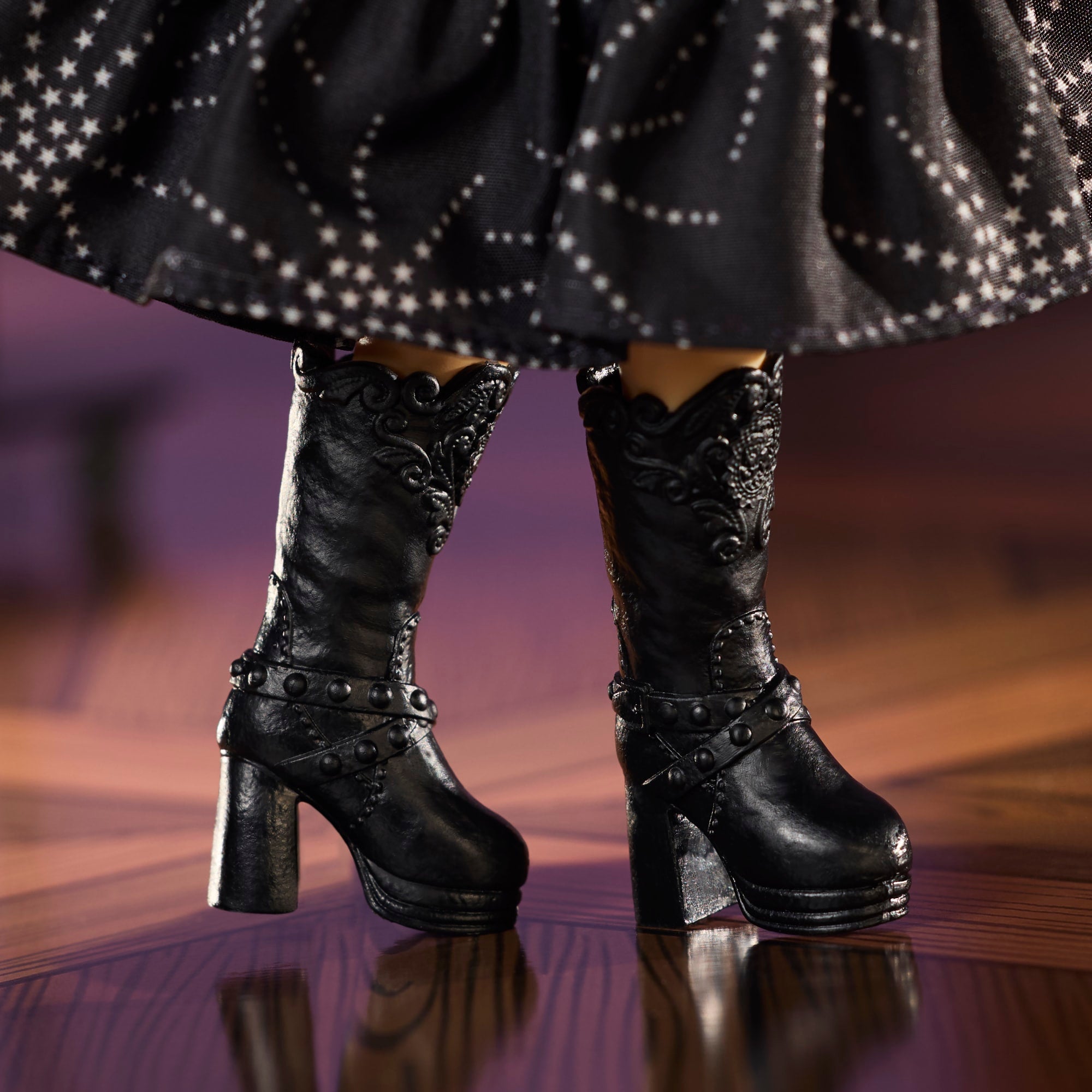 Barbie – Femmes Inspirantes – Poupée et Acc. – Anna Sui. Robe Noire - Image 5