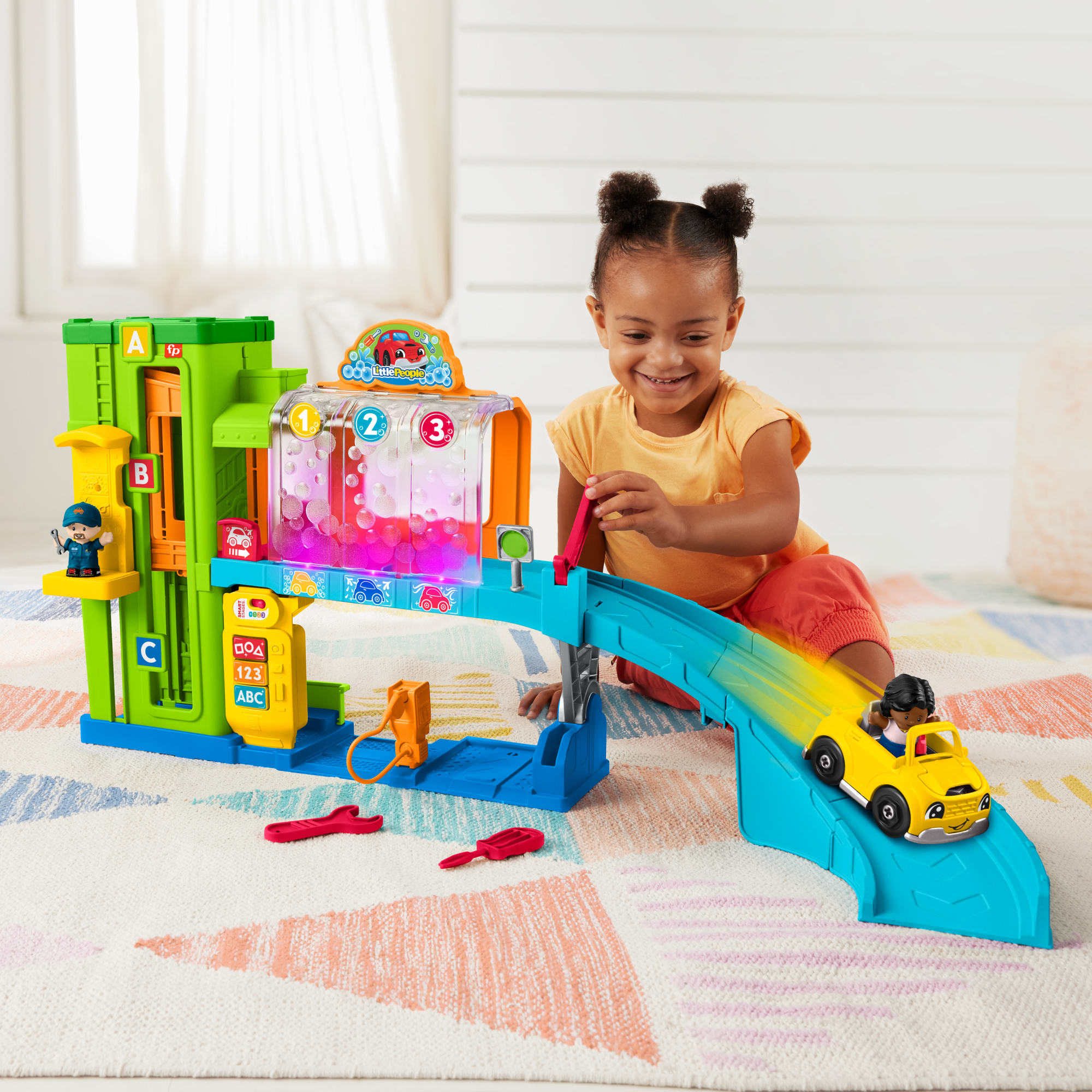 Fisher-Price Little People Light-Up Learning Garage Toddler Playset. 5 Play Pieces. Multi-Language Version - Image 4