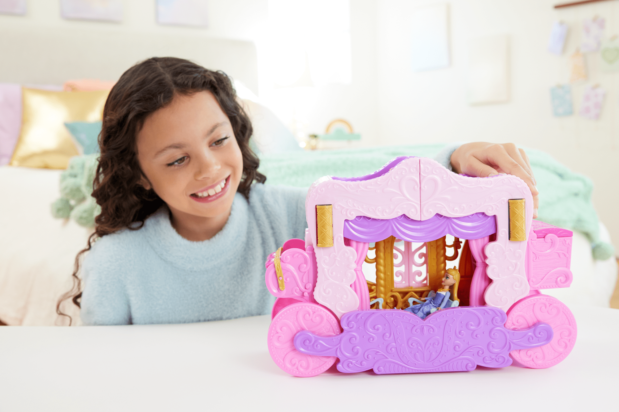 Disney Princess Carriage To Castle Transforming Playset With Aurora Small Doll. 4 Figures & 3 Levels - Image 2